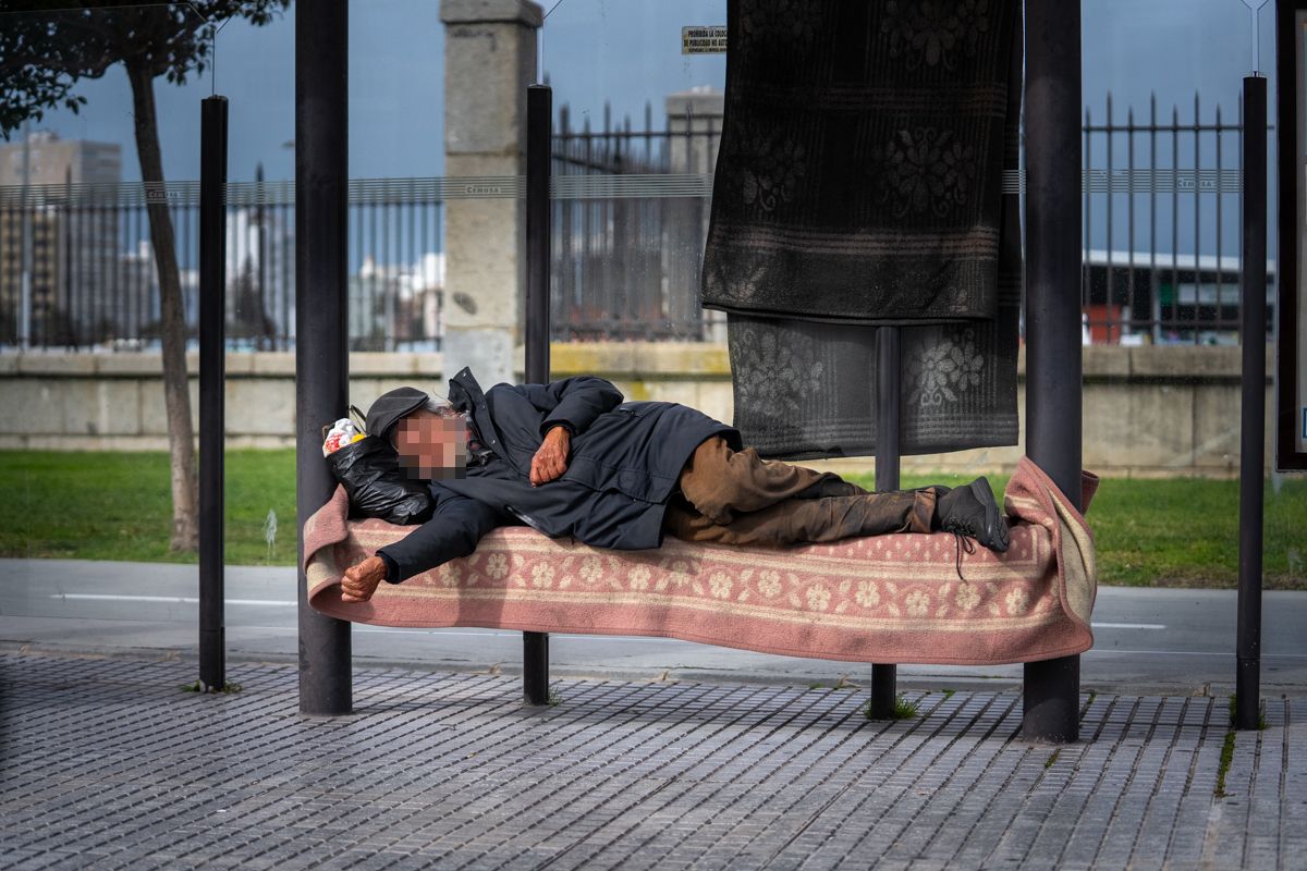 Una persona sin hogar en Cádiz, en la zona de la Plaza Sevilla. - REYNA