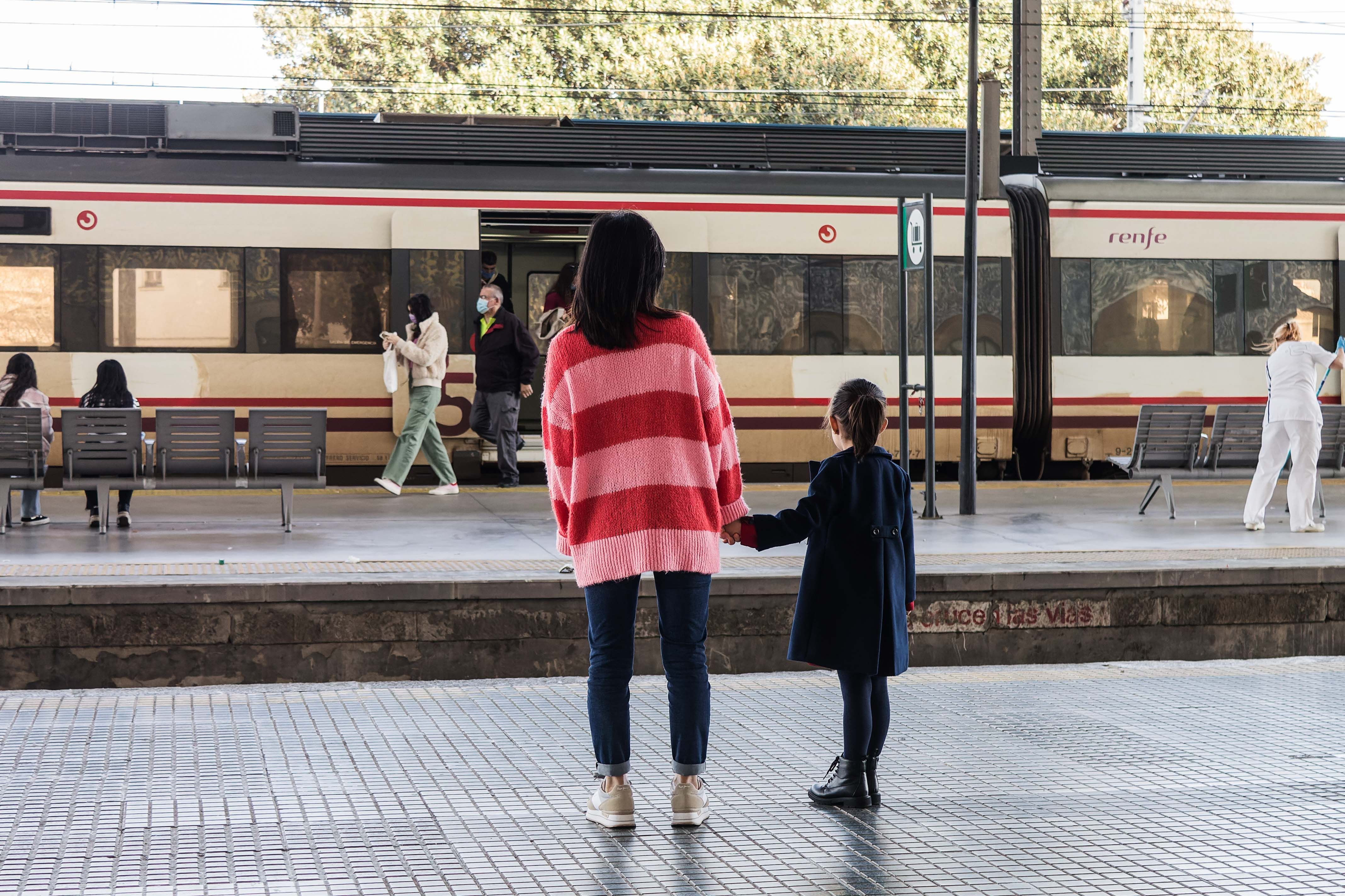 Un tren de Cercanías en la estación de Jerez.