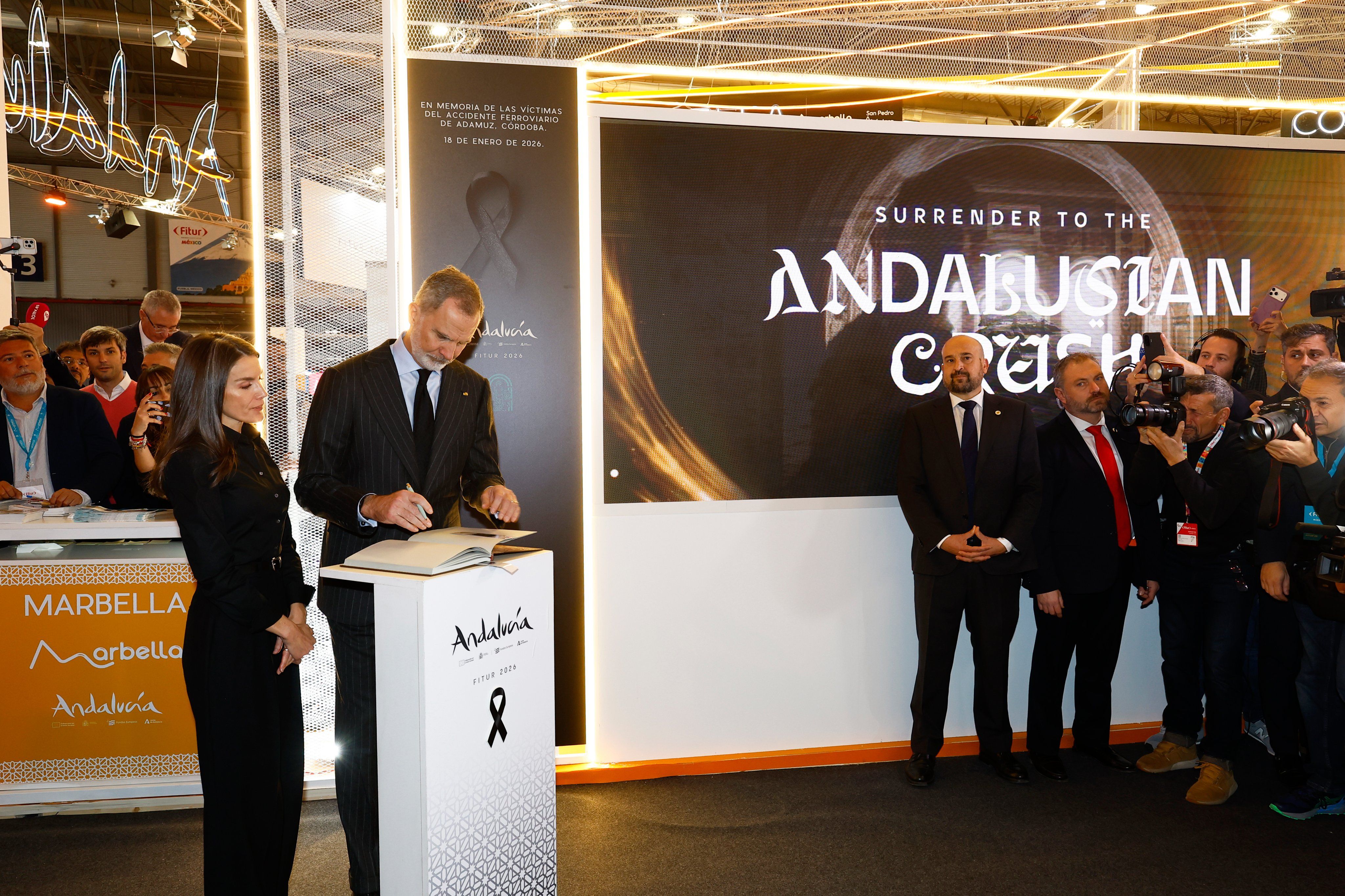Los reyes inauguran Fitur 2026 y el sector andaluz pregunta por sus políticos: 