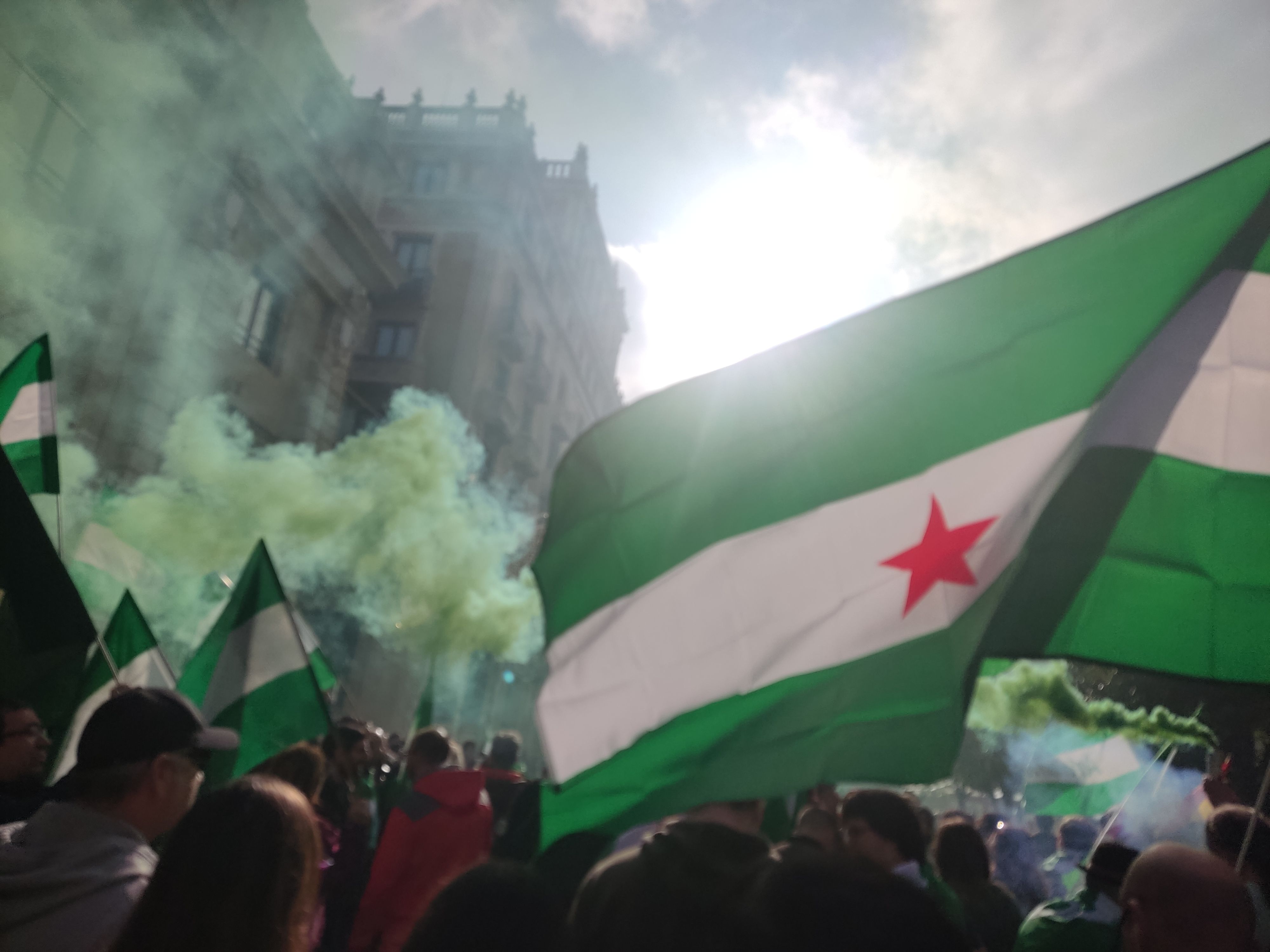 Imagen de una bandera de Andalucía en una concentración del andalucismo.  - 