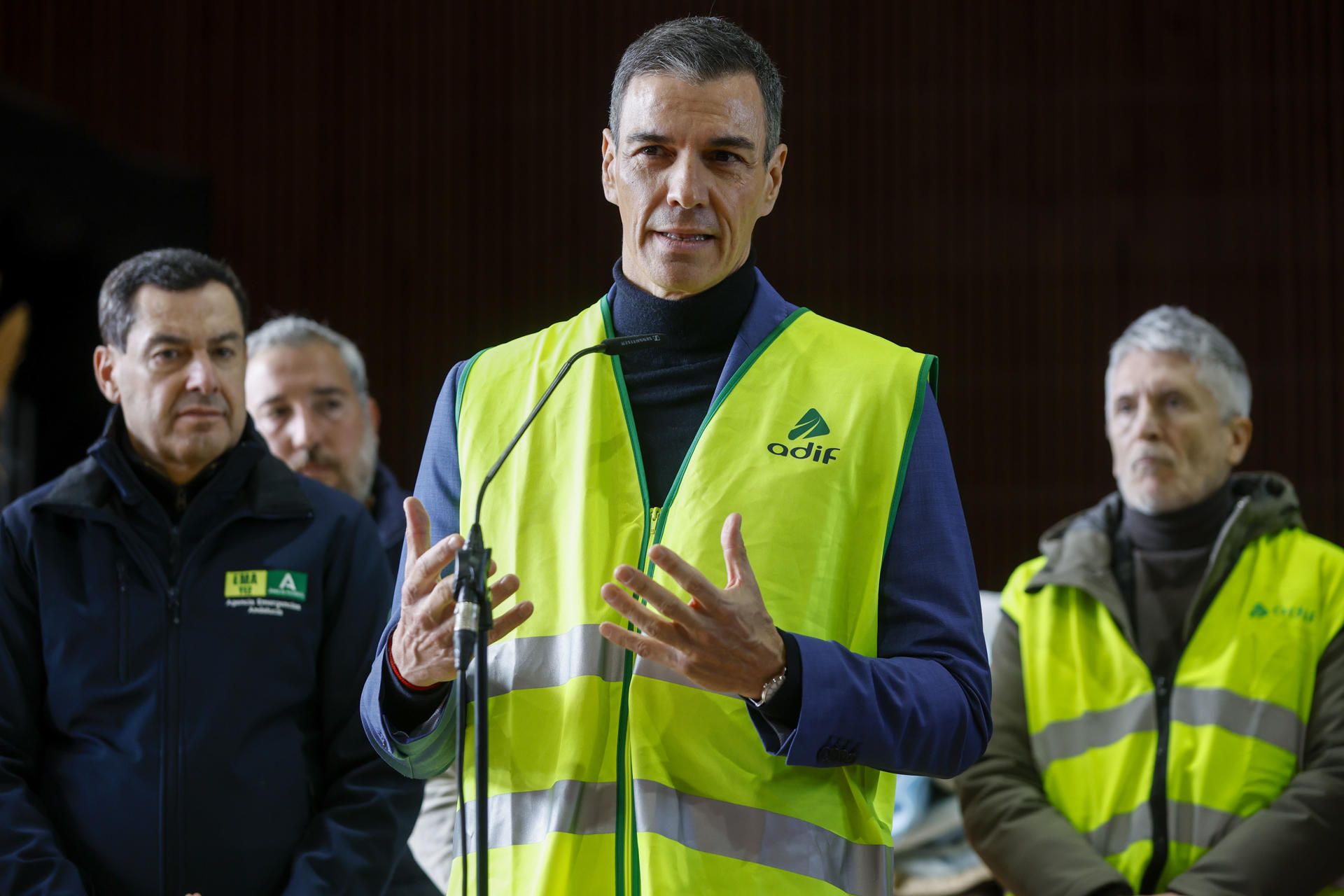 Pedro Sánchez y Juanma Moreno, con cargos del Gobierno de España, desde Adamuz. - 
