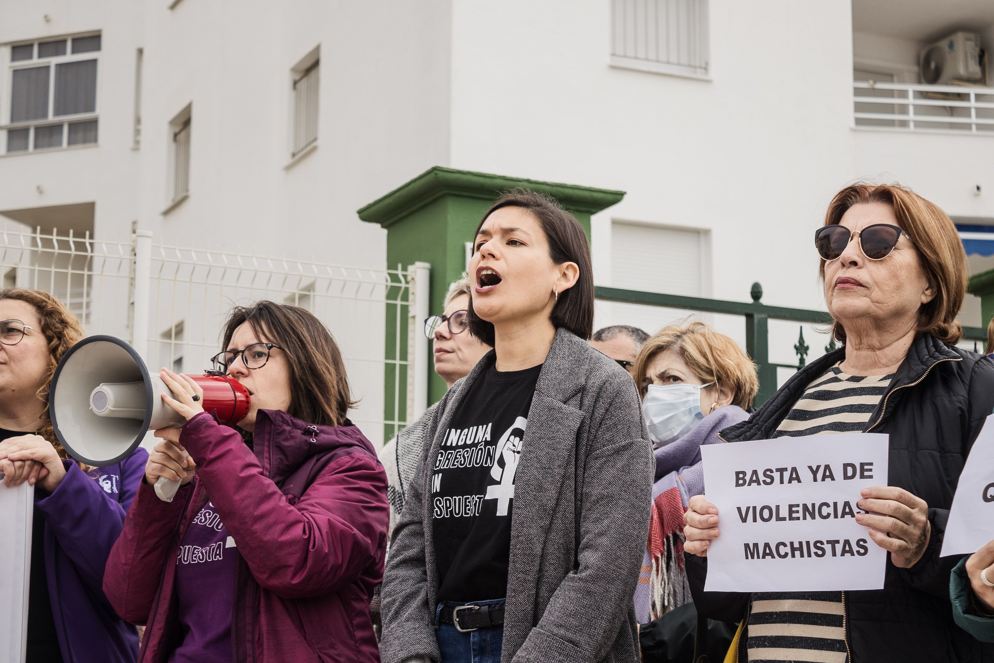 Concentración, este pasado lunes, en Valdelagrana, tras el crimen de Eva a manos de su pareja. - CANDELA NÚÑEZ