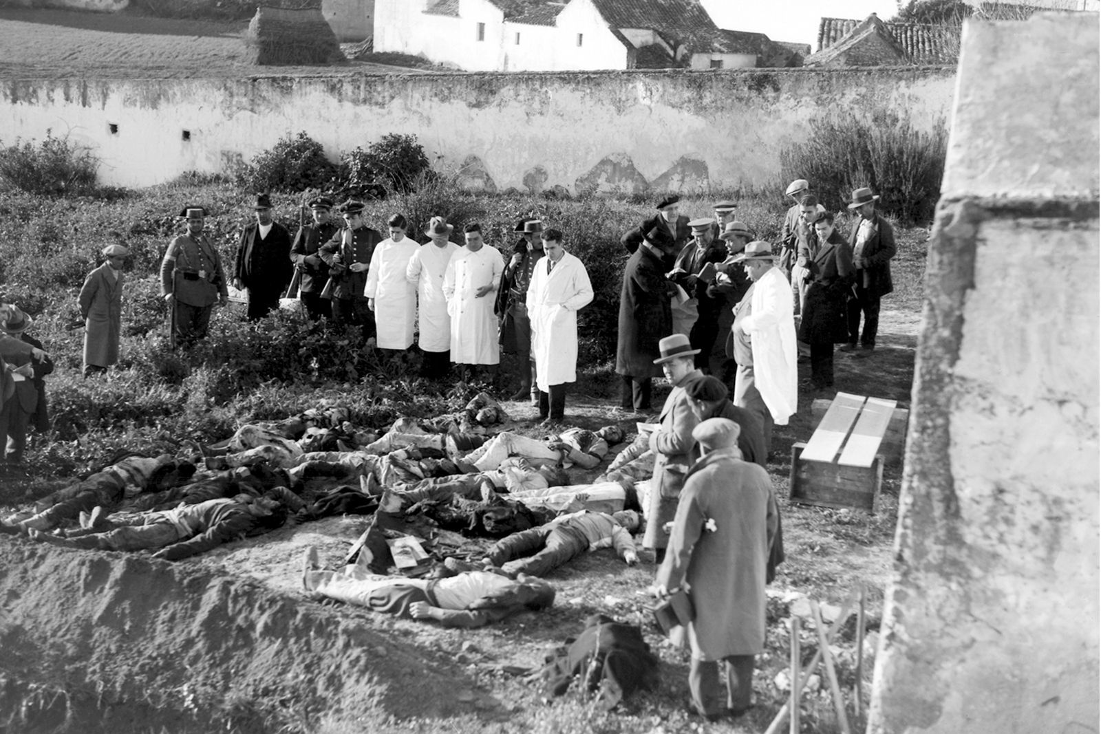 Imagen de archivo de los cadáveres amontonados tras la matanza de Casas Viejas. - 