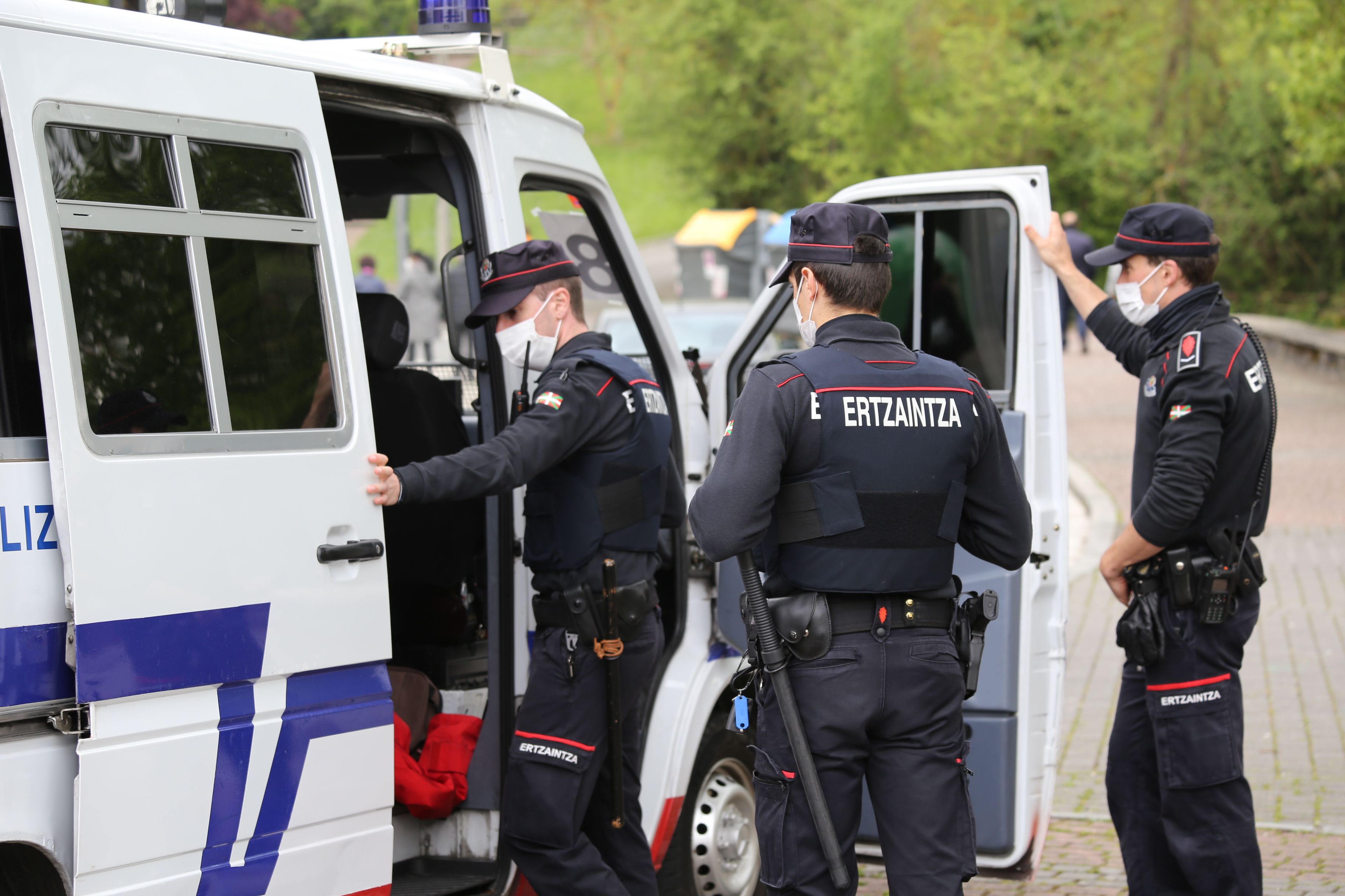 Apuñalado por la espalda en Vitoria: dos menores, de 15 y 16 años, detenidos por tentativa de homicidio