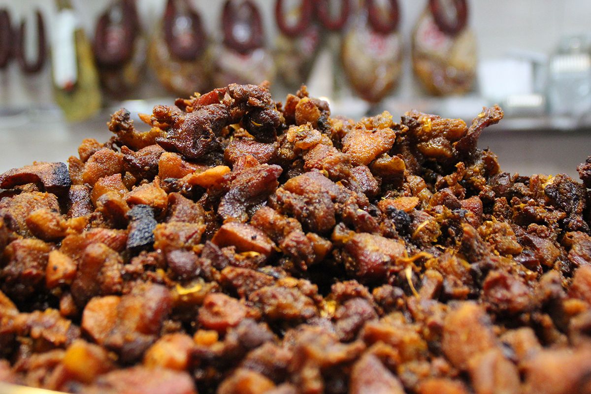 El plan más sabroso de agosto está en Chiclana: 170 kilos de chicharrones gratis en una sola noche