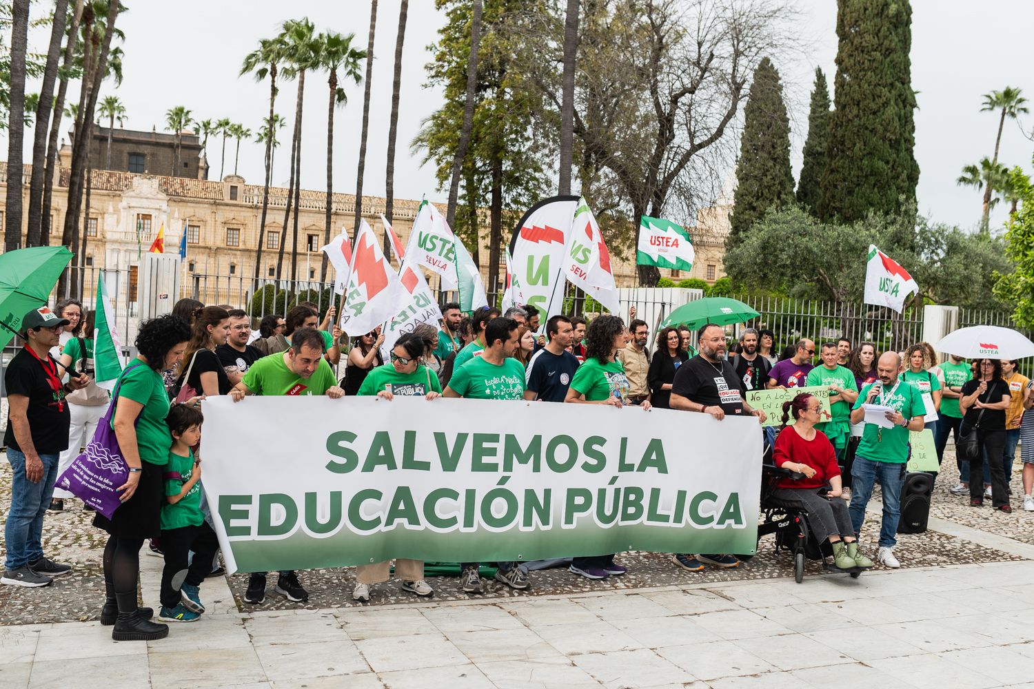 Una protesta en el Parlamento de Andalucía en defensa de la educación pública.  - MAURI BUHIGAS