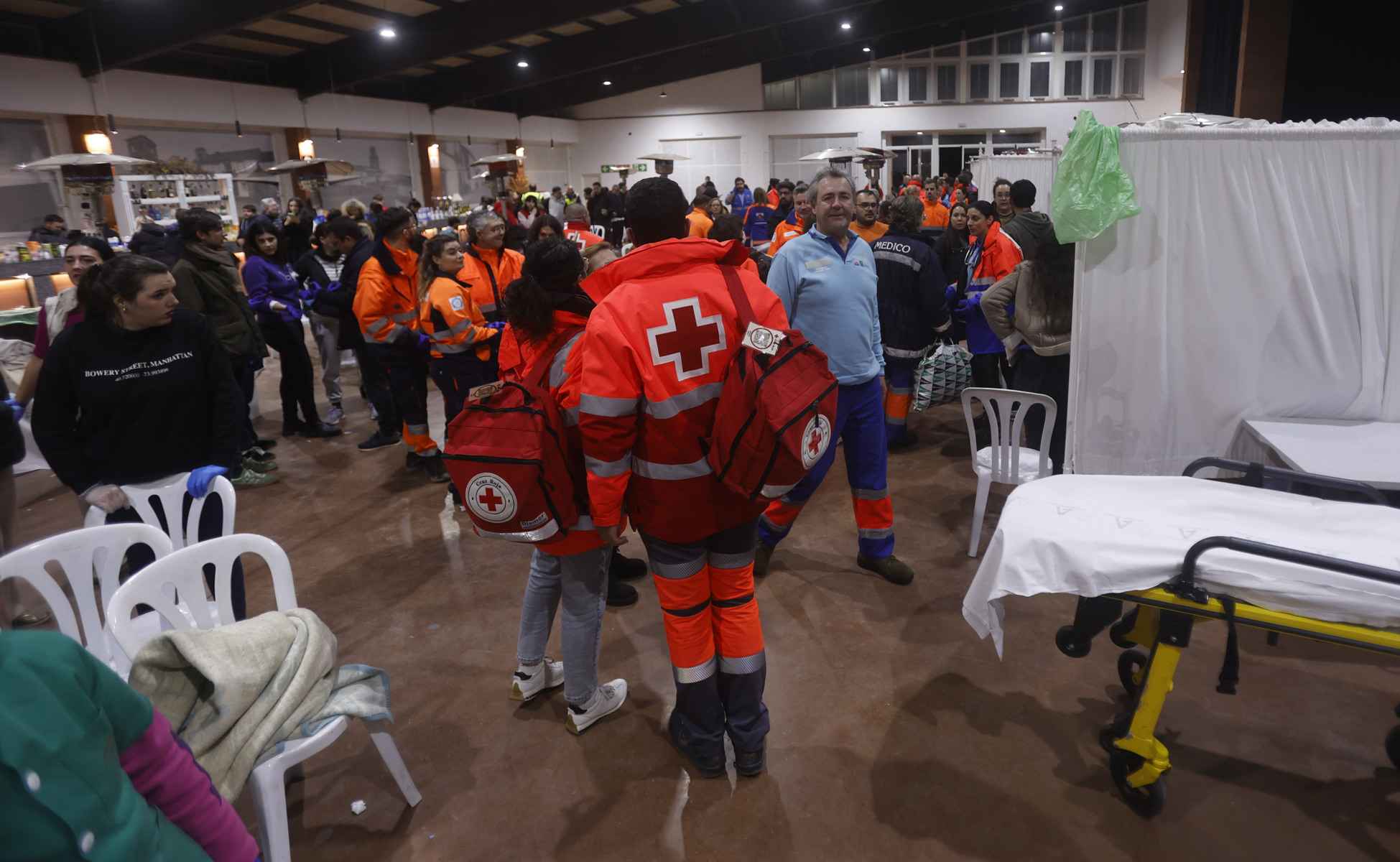 Vecinos de Adamuz y equipos de emergencia, en una noche muy dura en este municipio de la provincia de Córdoba.   EFE/SALAS - 