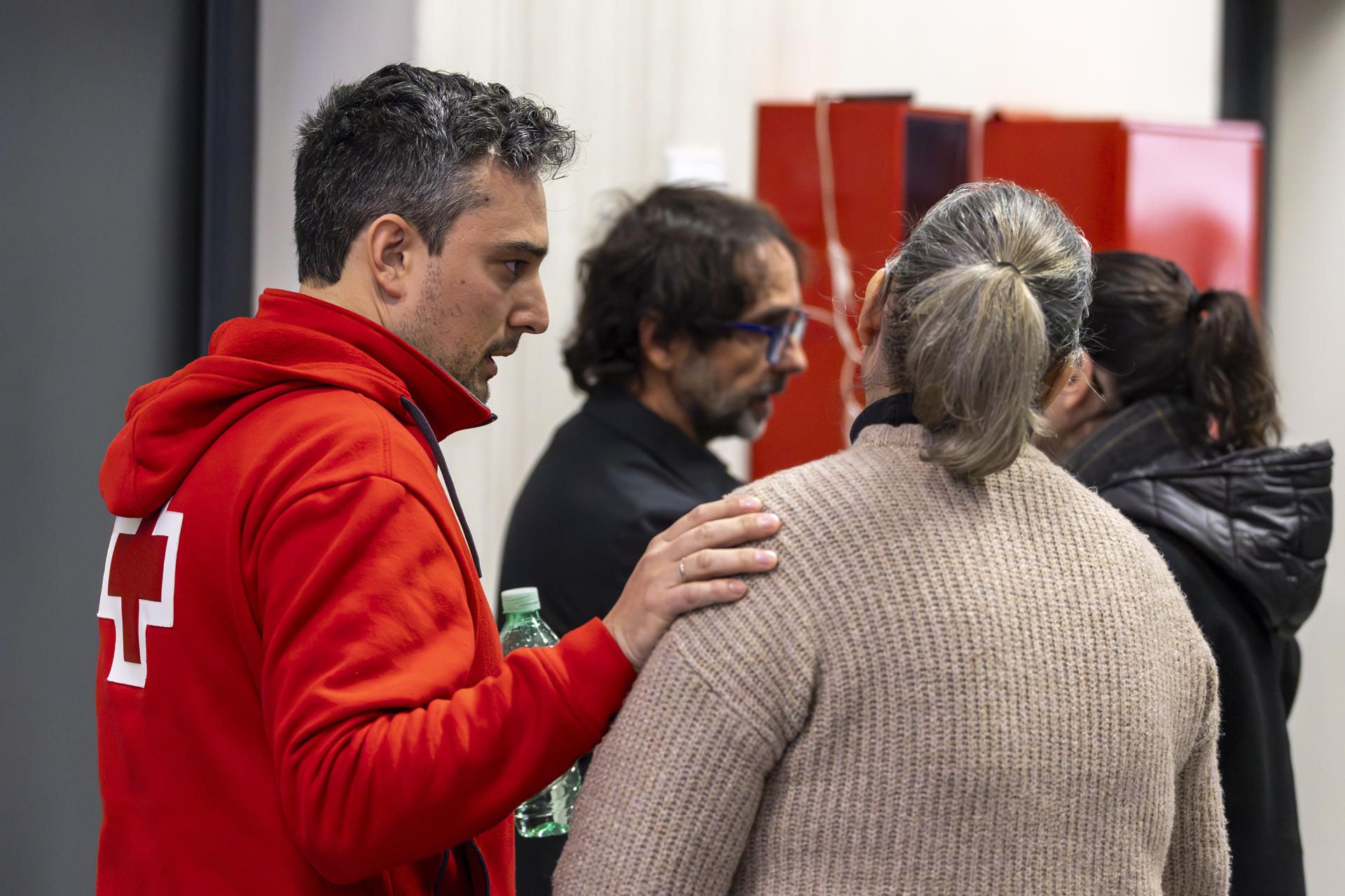 La Cruz Roja está atendiendo a afectados. - ALBERTO DÍAZ / EFE