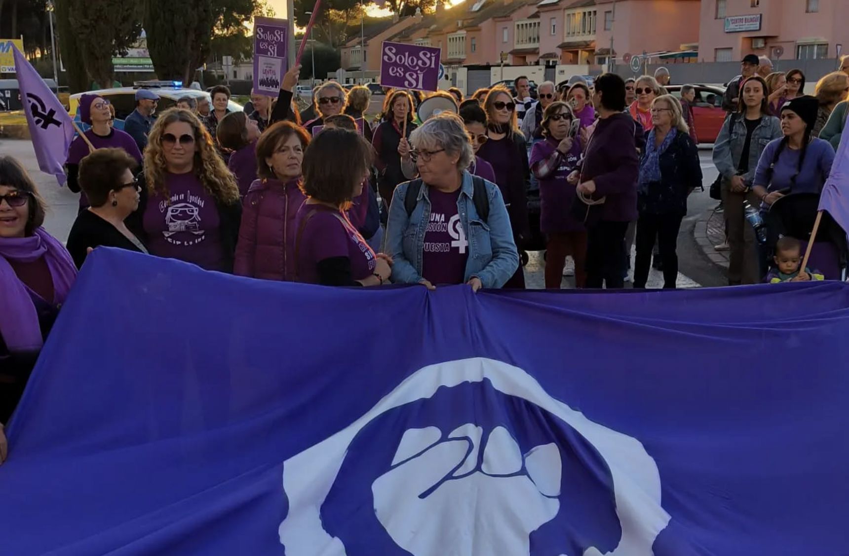 Tensión durante la marcha feminista del 25N en El Puerto: "Amagaron con ...