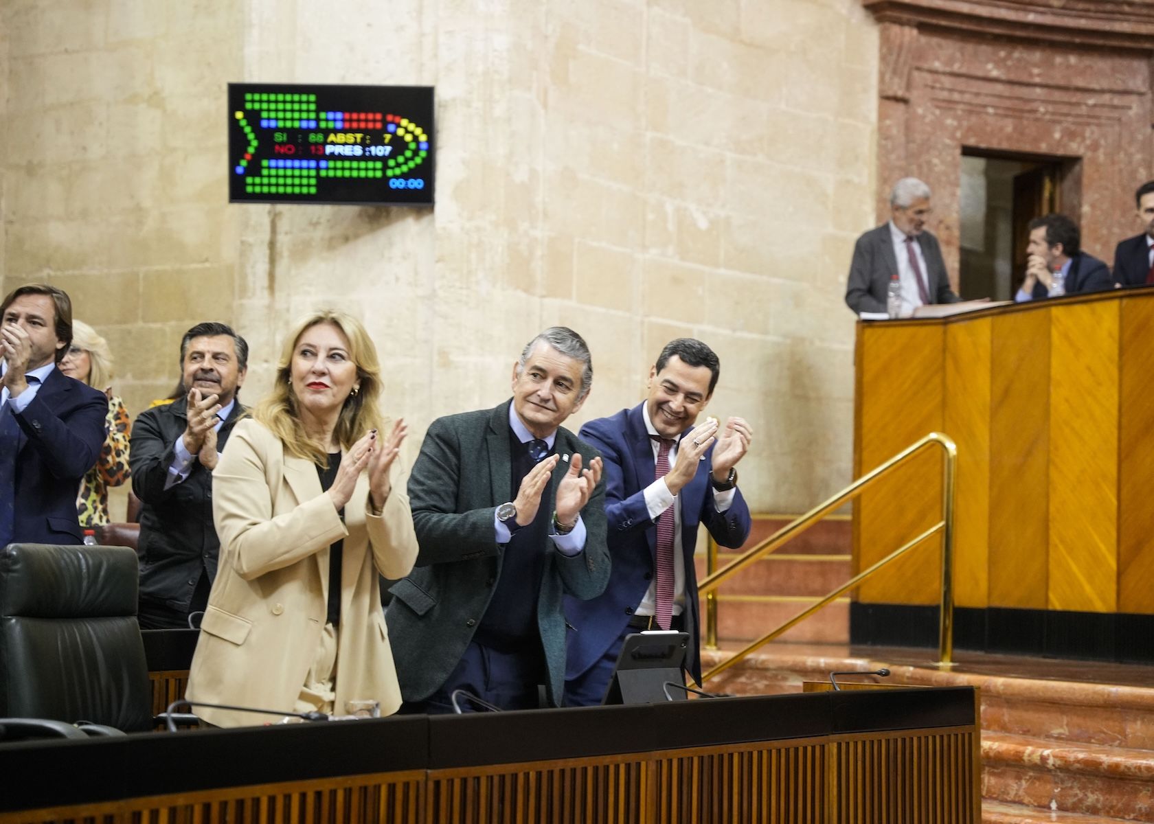 El presidente de la Junta, Juanma Moreno, con los consejeros Antonoo Sanz y Carolina España, en el Parlamento. - 