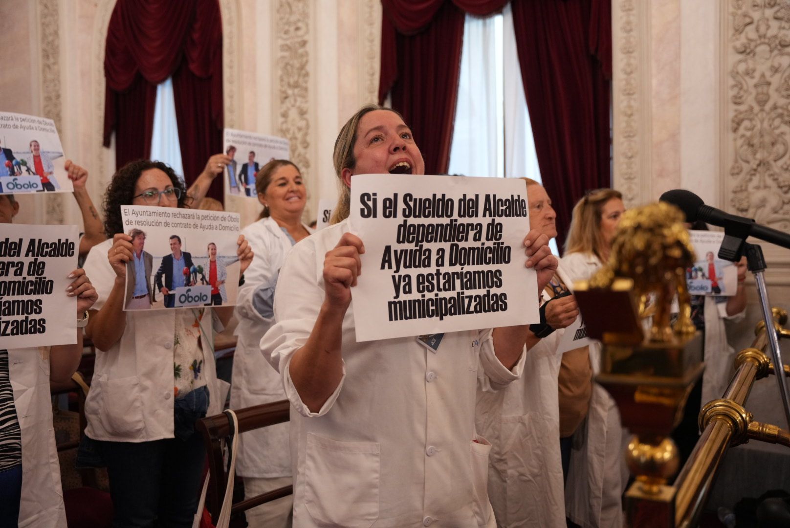 La empresa de ayuda a domicilio en Cádiz busca más trabajadoras mientras la plantilla la denuncia