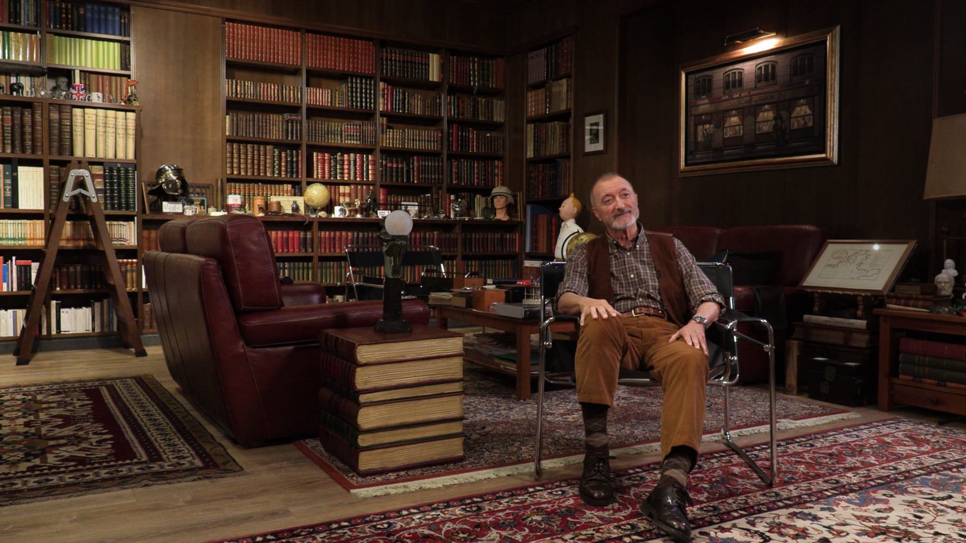 Arturo Pérez Reverte. en su biblioteca. - 