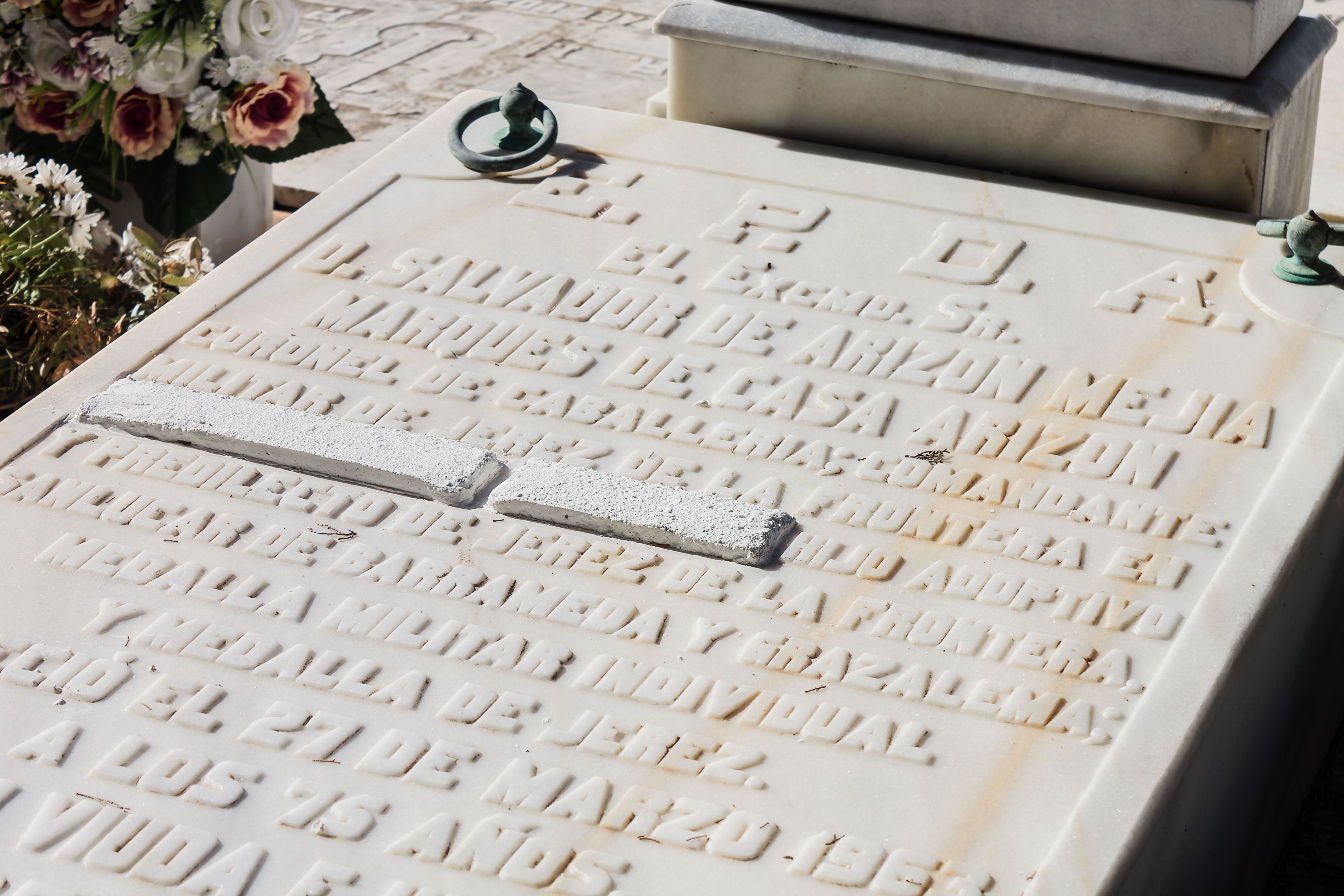 Así ha permitido el Ayuntamiento de Jerez que se cumpla con la Ley de Memoria Histórica en el camposanto de la ciudad. Imagen del tachado sobre la lápida del golpista Arizón, en días pasados. - CANDELA NÚÑEZ
