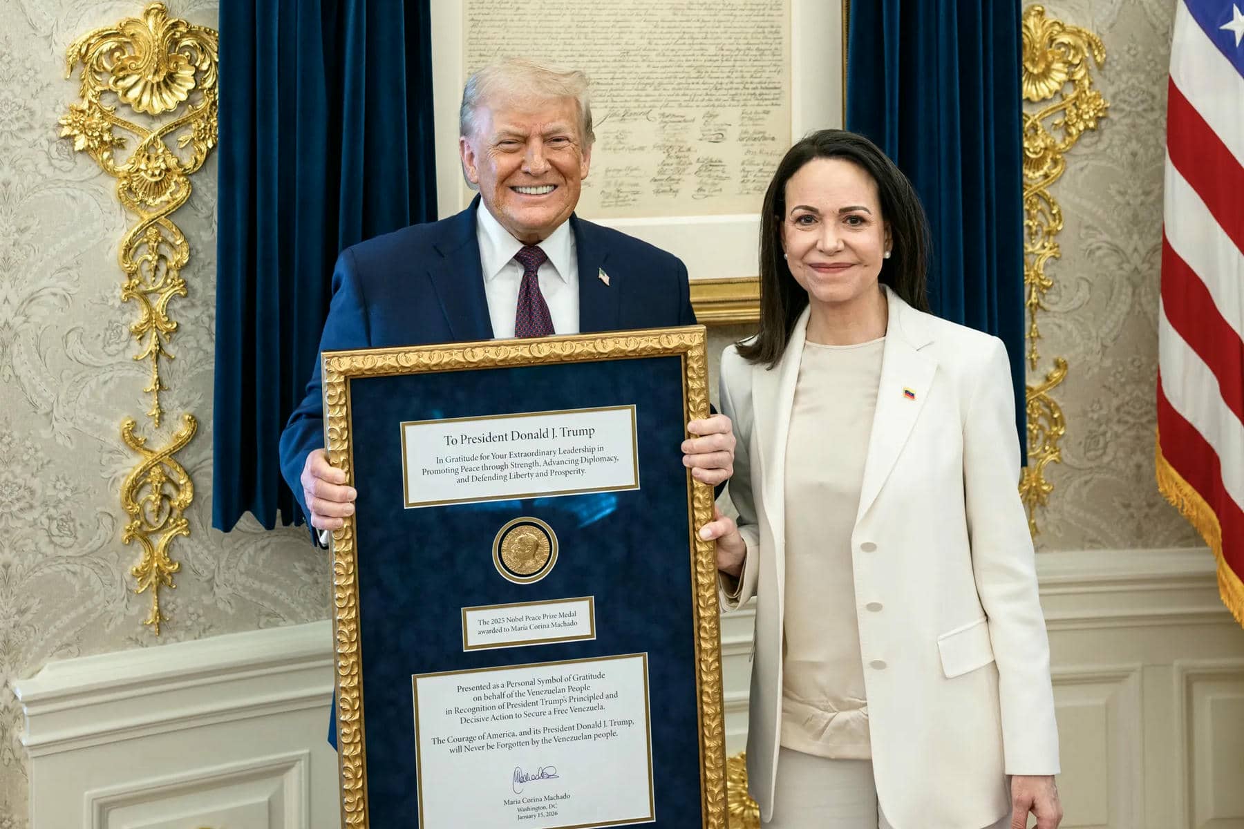 María Corina Machado entrega su Premio Nobel a Trump en la Casa Blanca. - 