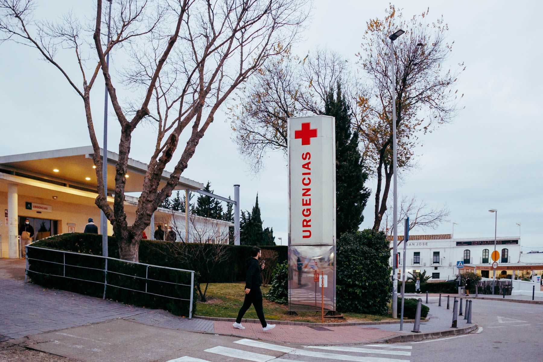 Una persona sale de las Urgencias del Hospital de Jerez. - 