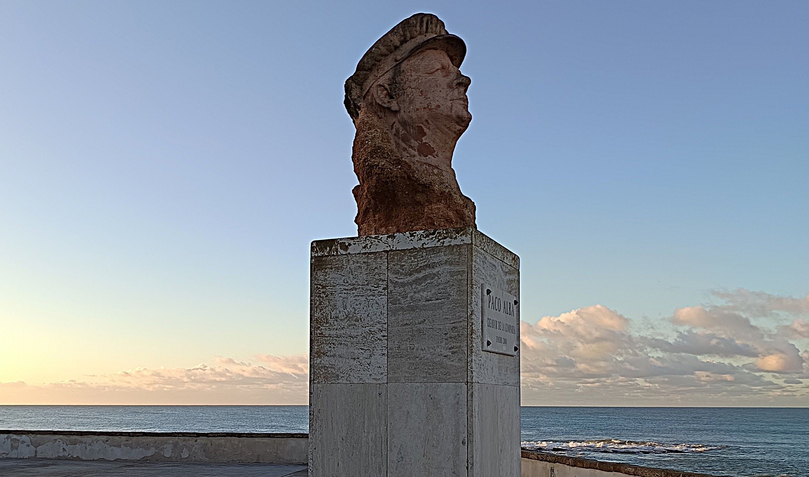 Monumento a Paco Alba en Cádiz
