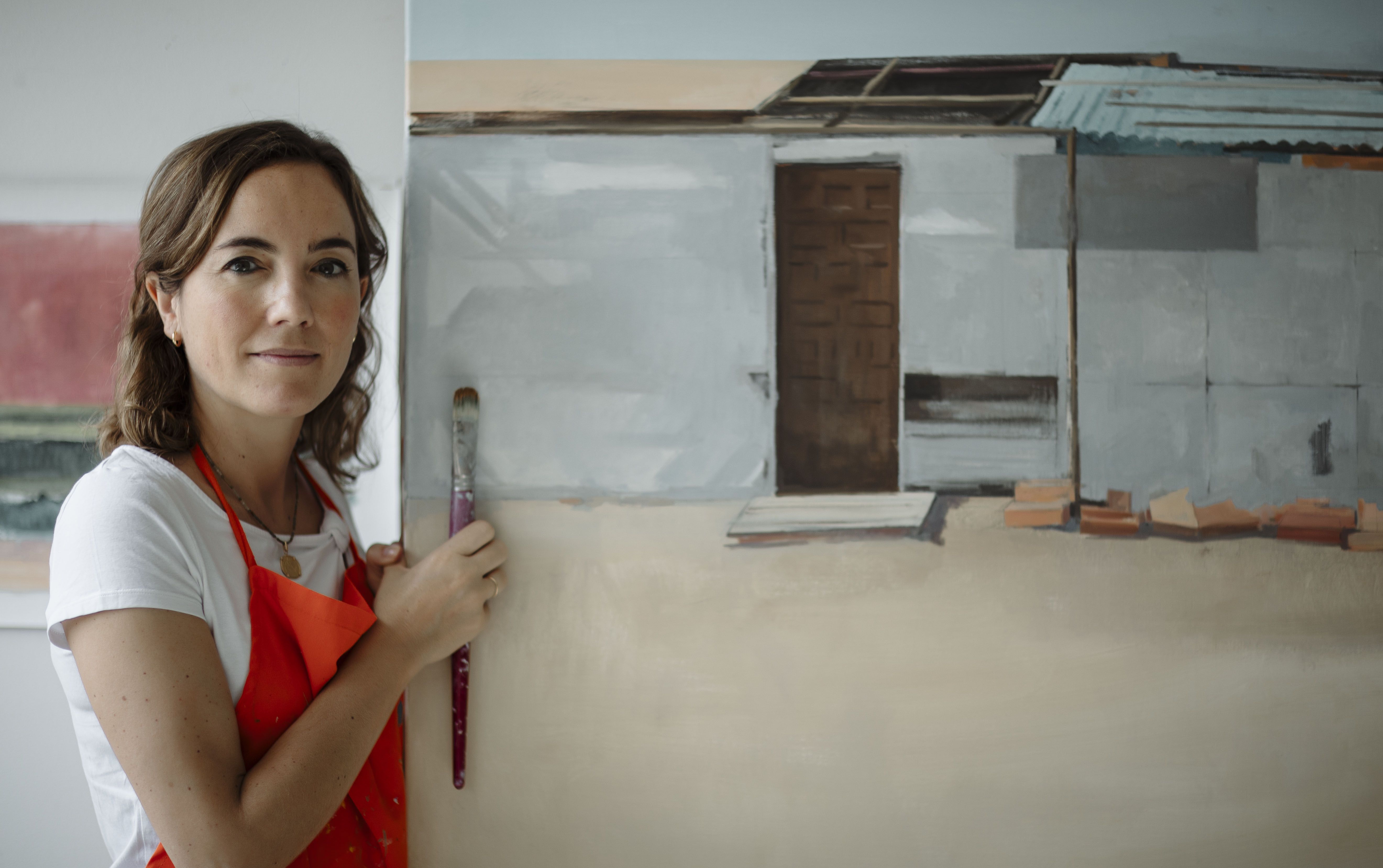 Rocío Cano, en su estudio, ante una de sus obras.