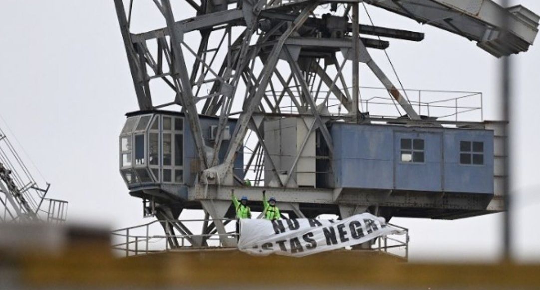 Manuel Balber y Jesús Galván, en la grúa de Navantia San Fernando. - 