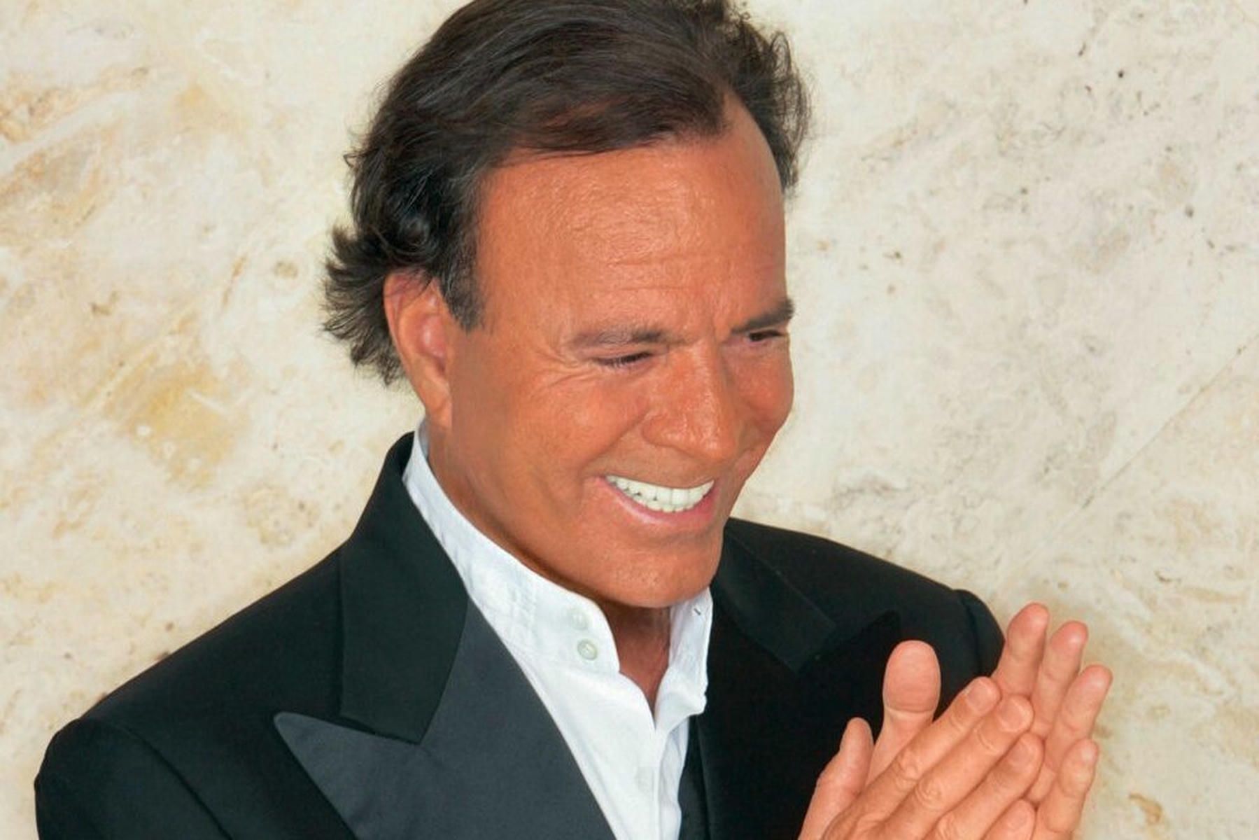 Julio Iglesias, en una imagen de uno de sus discos. - 