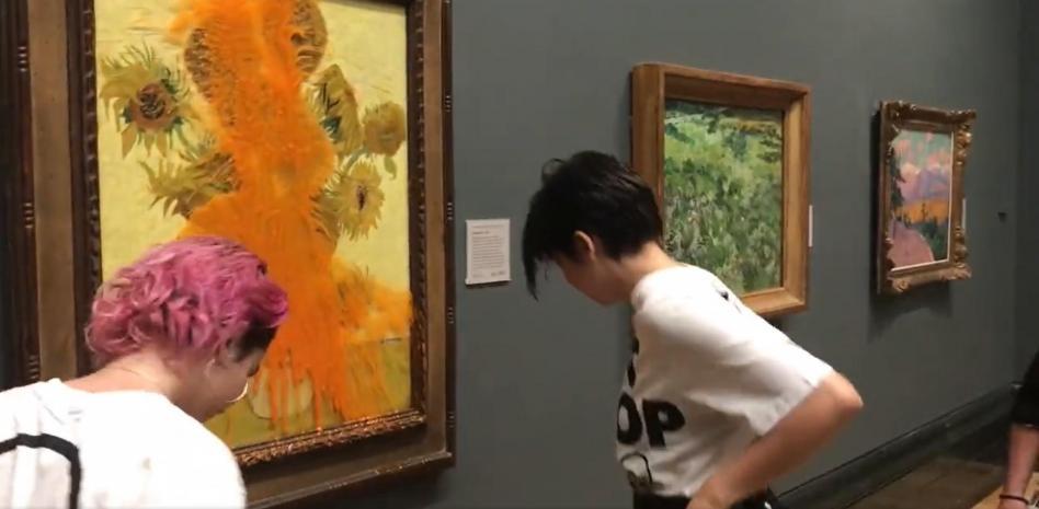 Ecologistas tiran un bote de tomate al cuadro de 'Los girasoles' de Van Gogh como protesta. - 