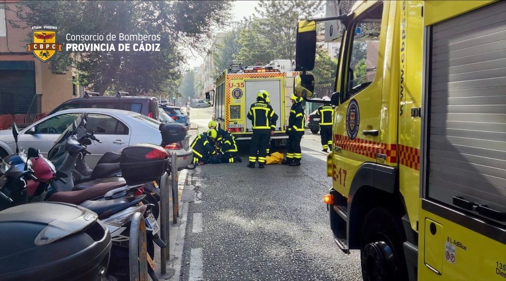 Intervención de Bomberos Cádiz en un conato de incendio en una vivienda. - Intervención de Bomberos Cádiz en un conato de incendio en una vivienda.
