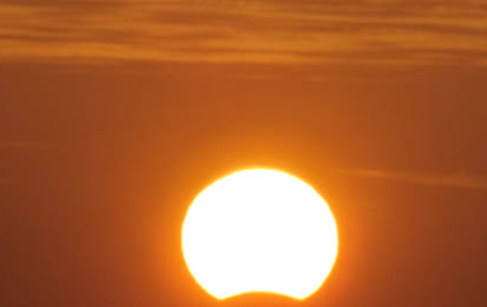 Un físico explica por qué no es igual un eclipse parcial al 99% y uno total: 