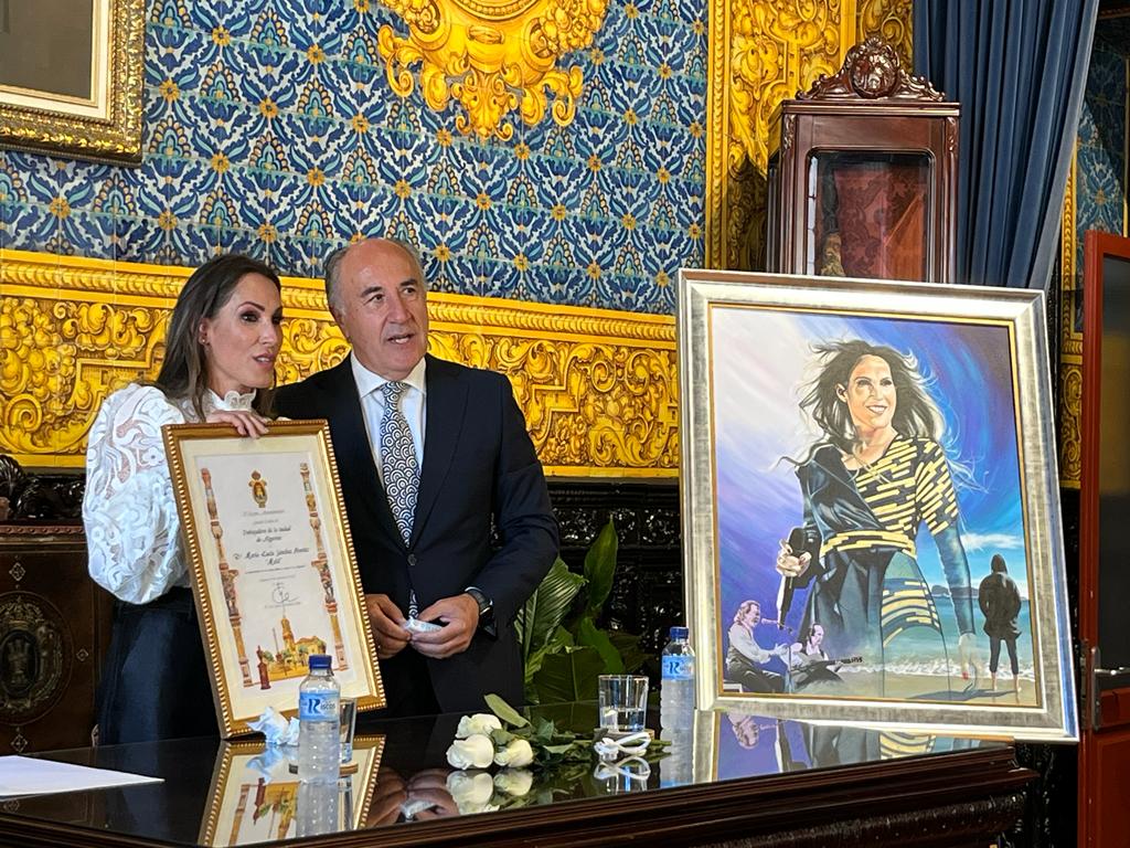 Malú y el alcalde de Algeciras, José Ignacio Landaluce, este lunes.