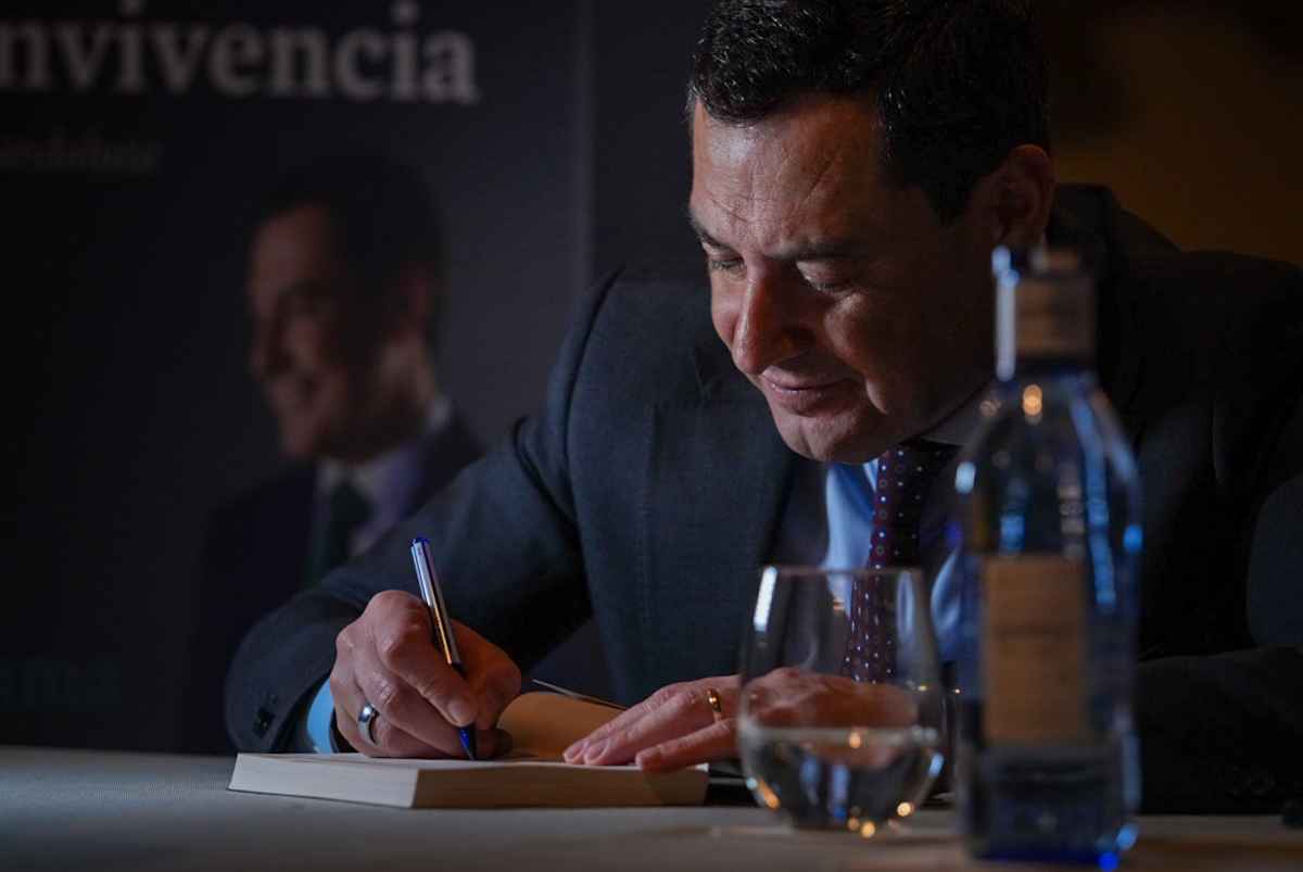 Juanma Moreno, en la presentación de su libro. - REYNA