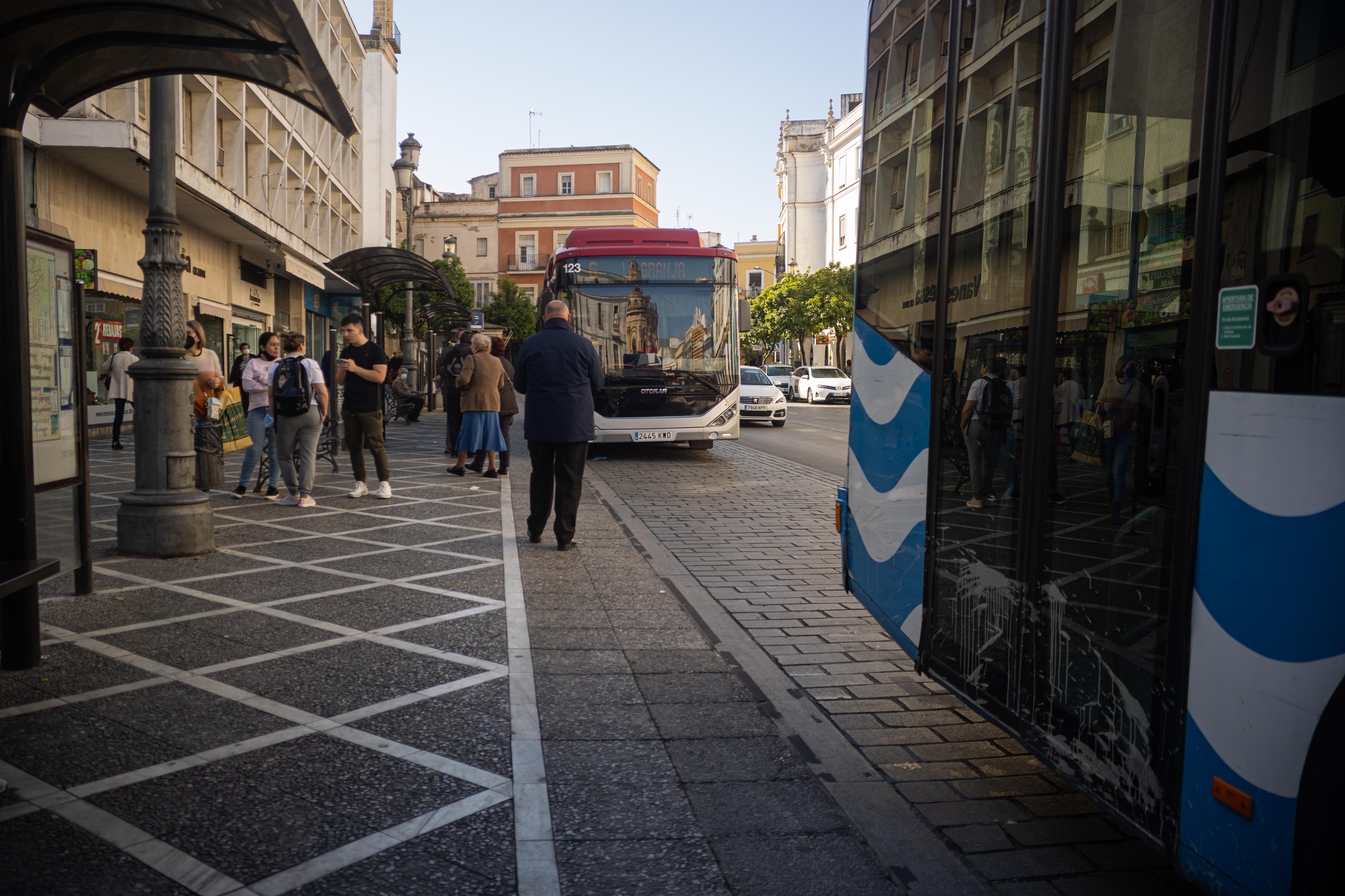 Autobuses en la plaza Esteve en Jerez. - MANU GARCÍA