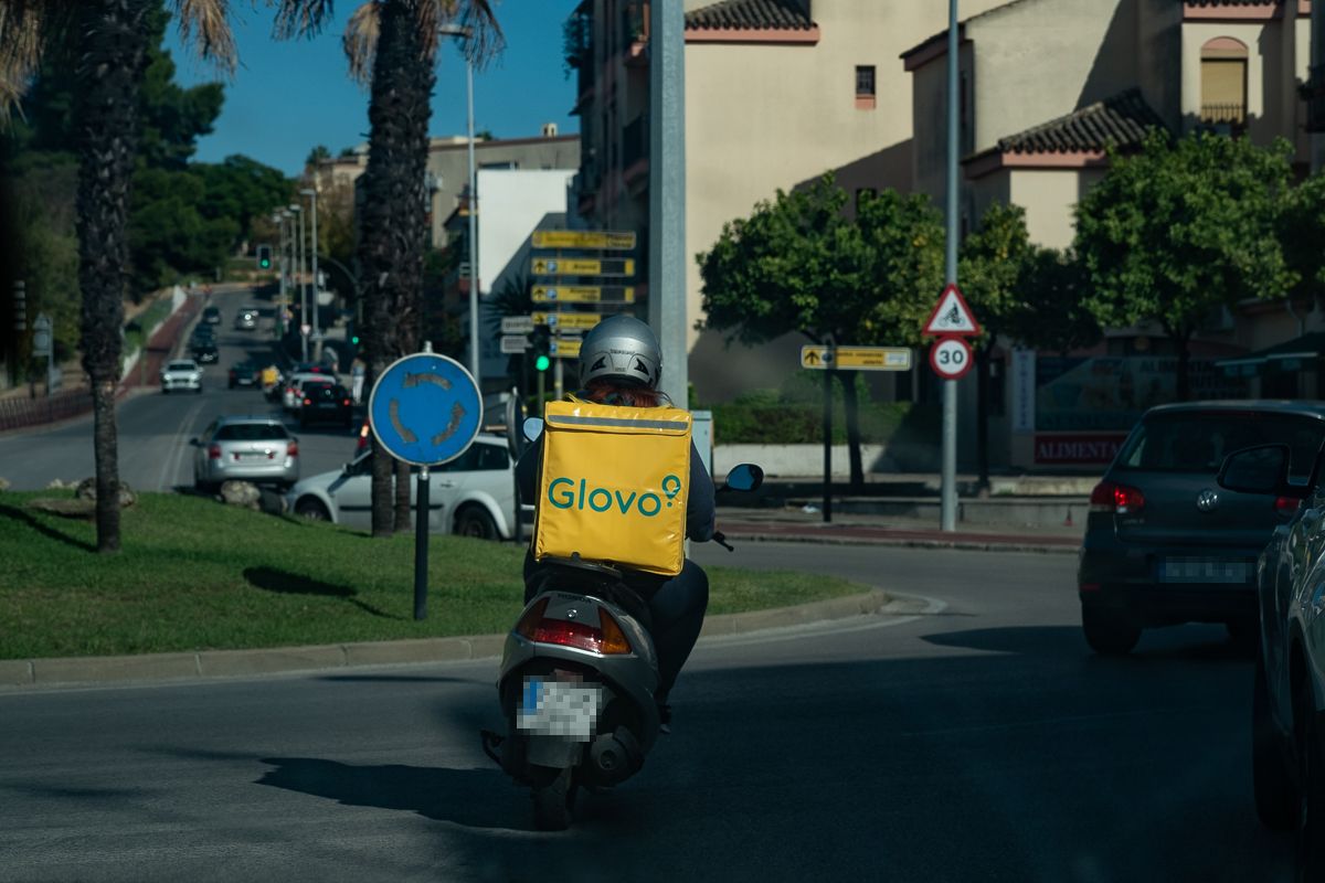 Denuncian a Glovo por tener a los repartidores trabajando a 45 grados