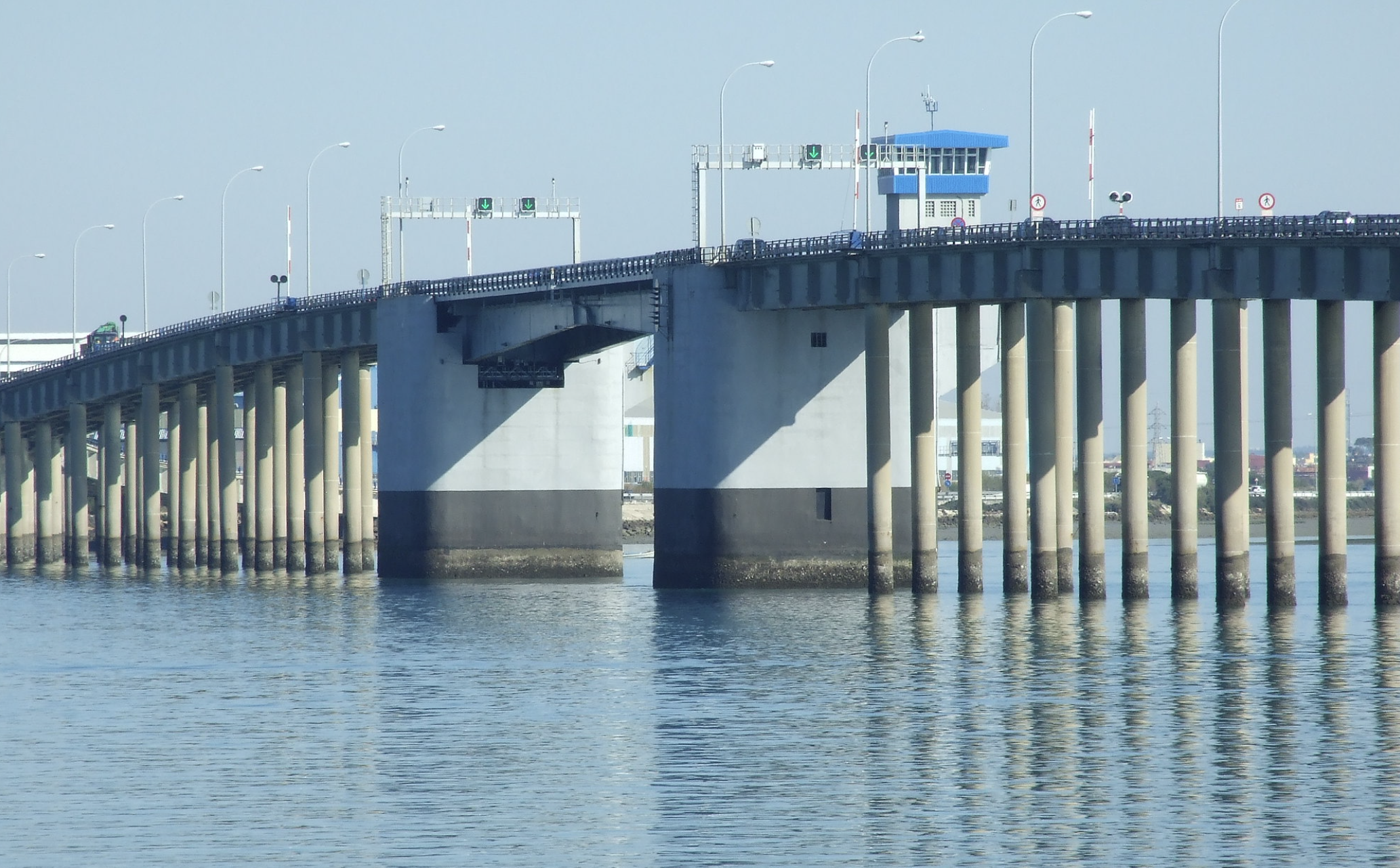 El Ayuntamiento de Cádiz responde al paso de puente Carranza a Alberti: 