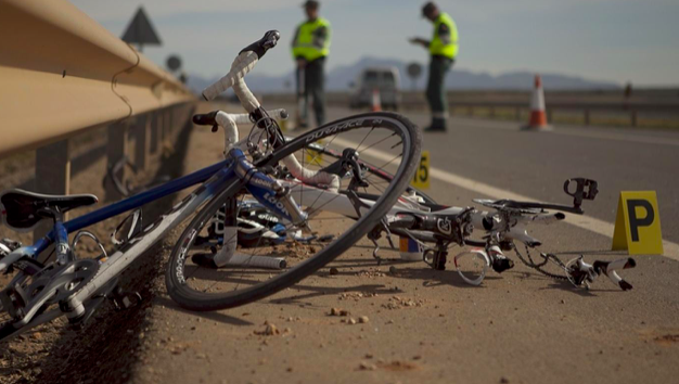 Dolor en Almería: un ciclista de 34 años muere atropellado y siete personas sufren un brutal choque