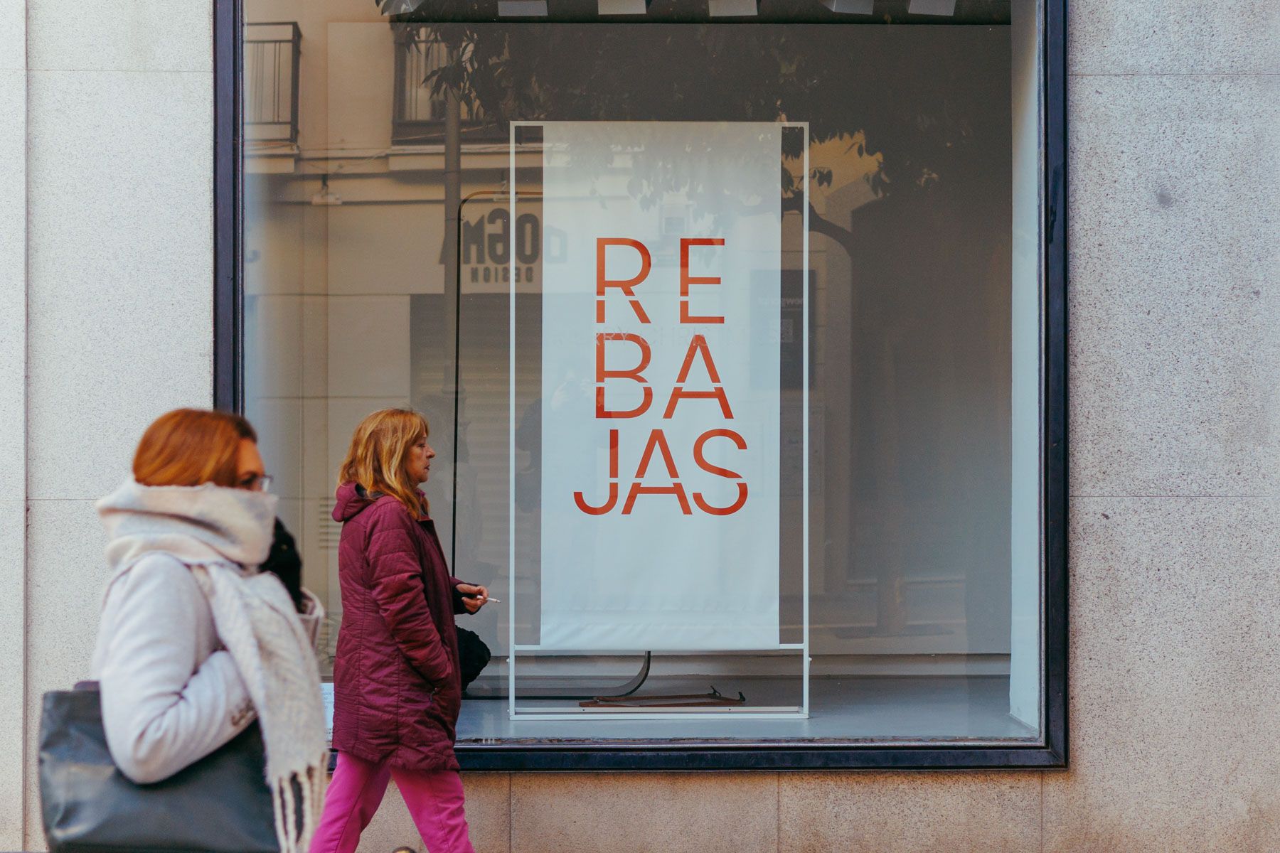 Personas de tiendas durante las rebajas de enero. - MANU GARCÍA