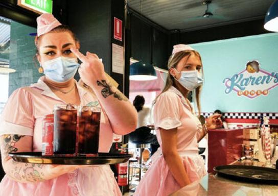 El restaurante donde los camareros tiene permiso para hacerte 'la peineta': 