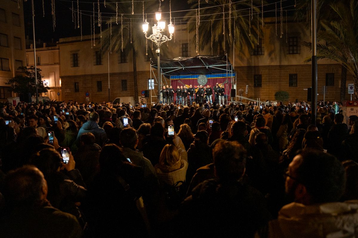 La Pestiñada arranca con puntualidad, colas y buen ambiente ante la fachada del teatro Falla