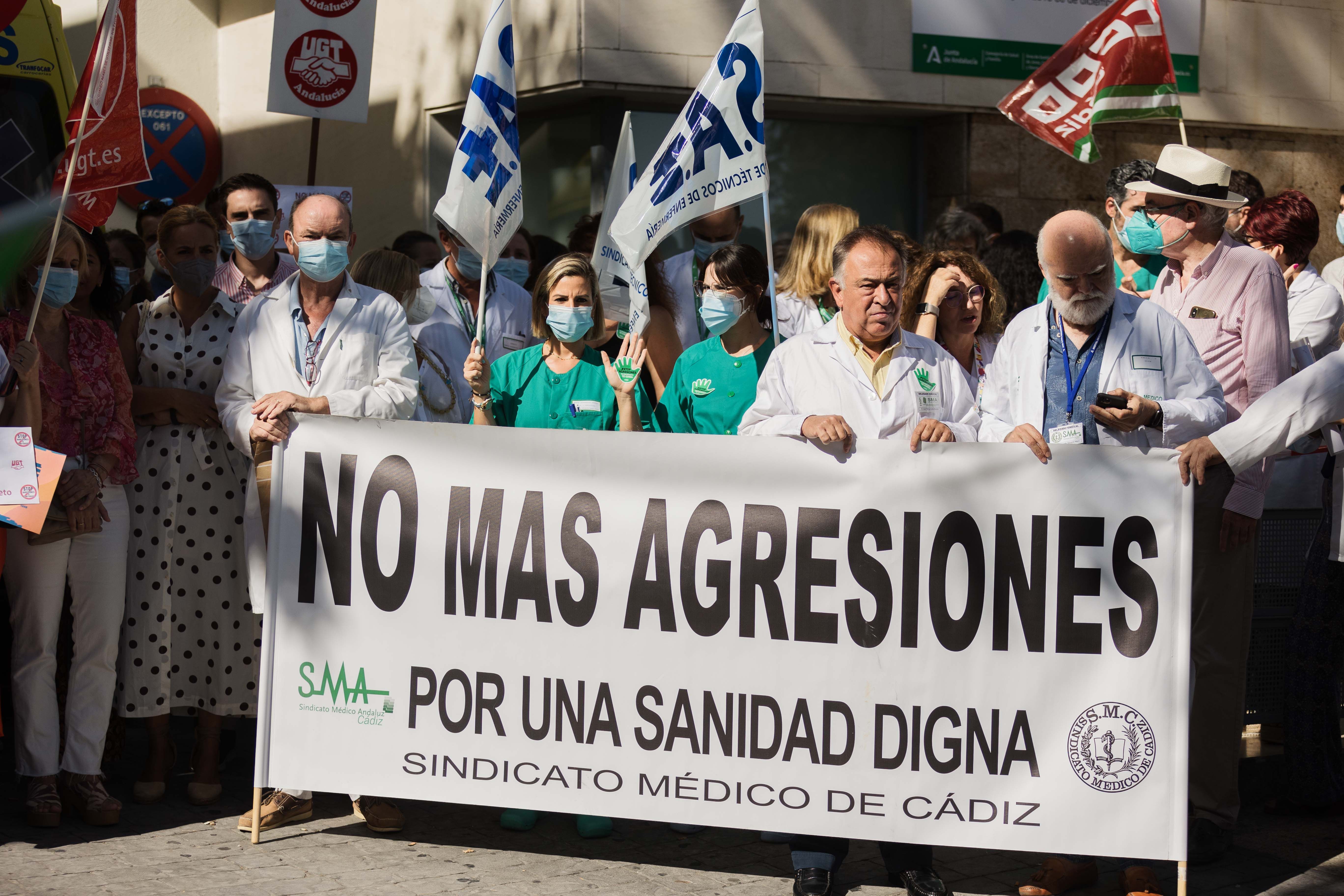 Personal sanitario a las puertas del Hospital de Jerez tras la agresión a una compañera: 