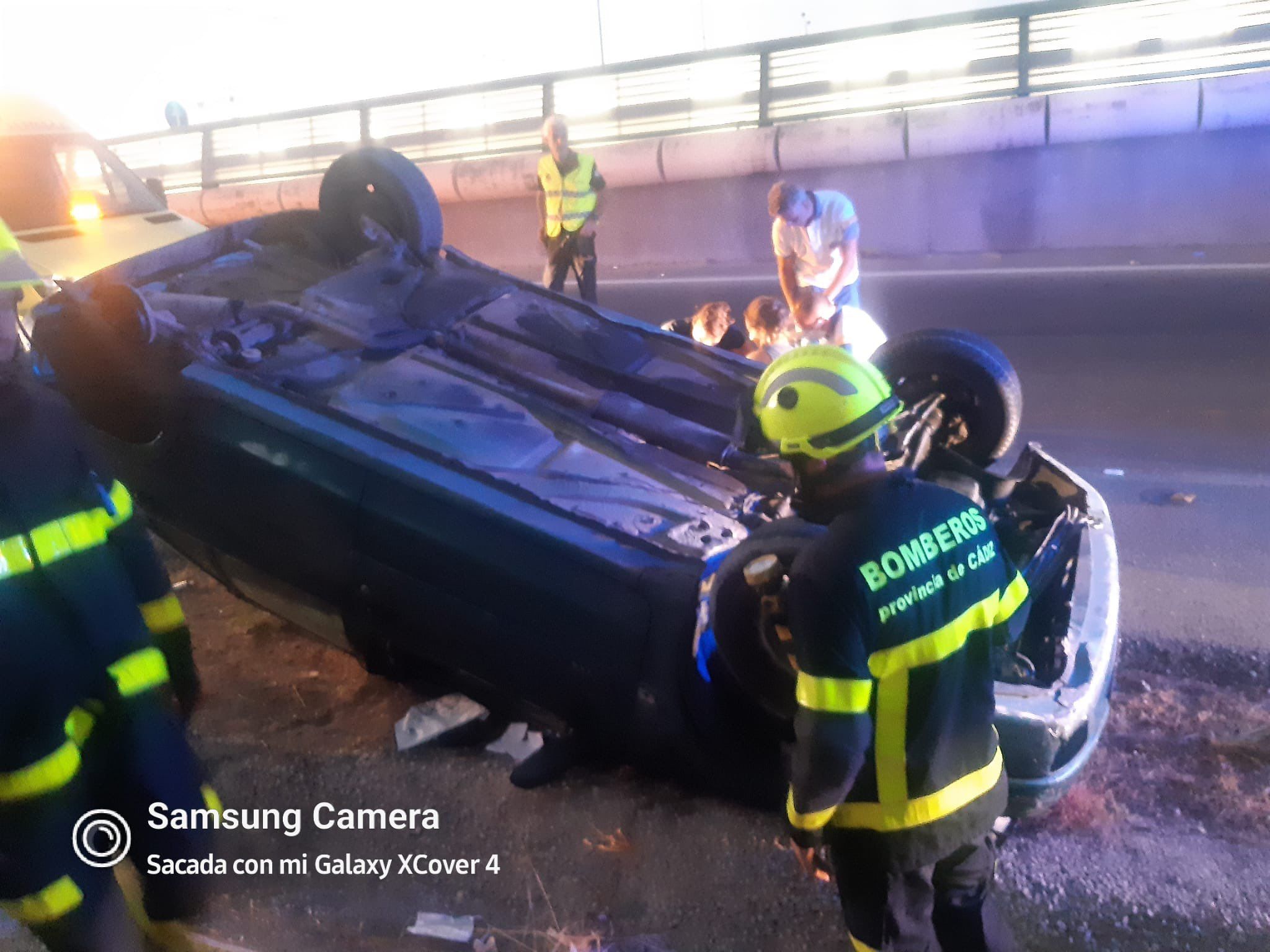 Un vehículo volcado y dos personas atrapadas en un accidente de tráfico en El Puerto de Santa María
