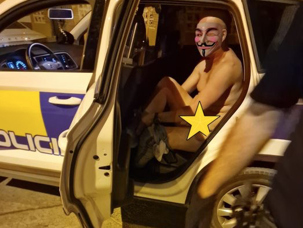 Un hombre desnudo pasea por las calles de Chipiona: 