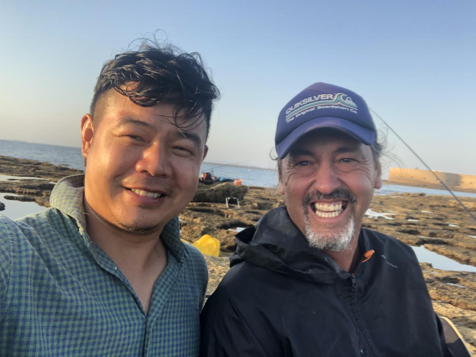 Juan Cai, el artista chino que se enamoró de Cádiz y pesca con 'el Cascana' en la Caleta