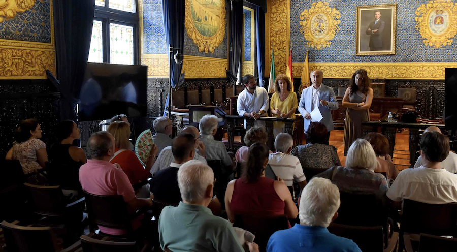 El alcalde de Algeciras, José Ignacio Landaluce, reunido con representantes vecinales. - 