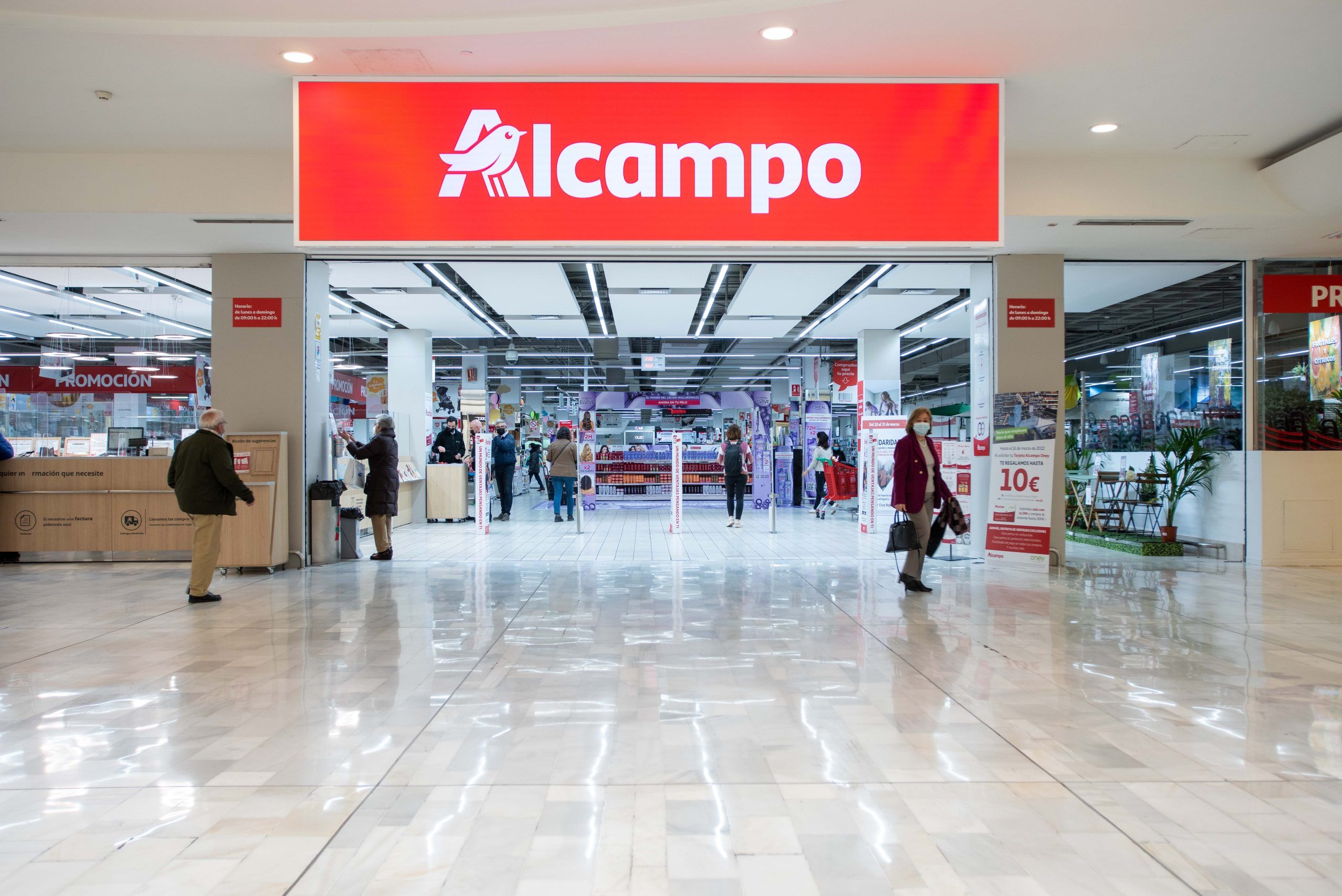 Despedida de Alcampo tras 19 años: un detective la descubre trabajando en una tienda mientras estaba de baja