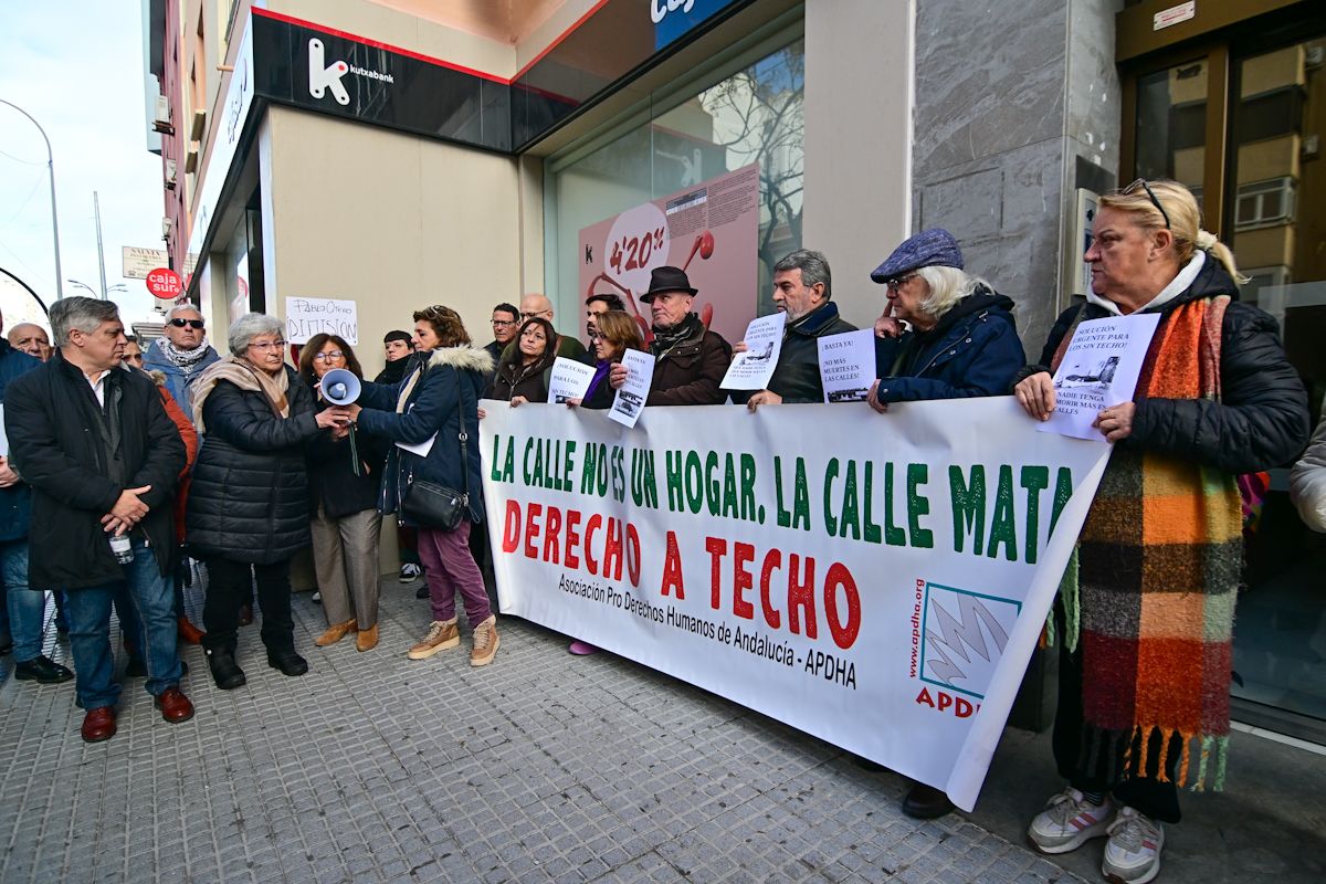 Concentración este viernes ante uno de los bancos en los que pernoctaba una víctima. - REYNA