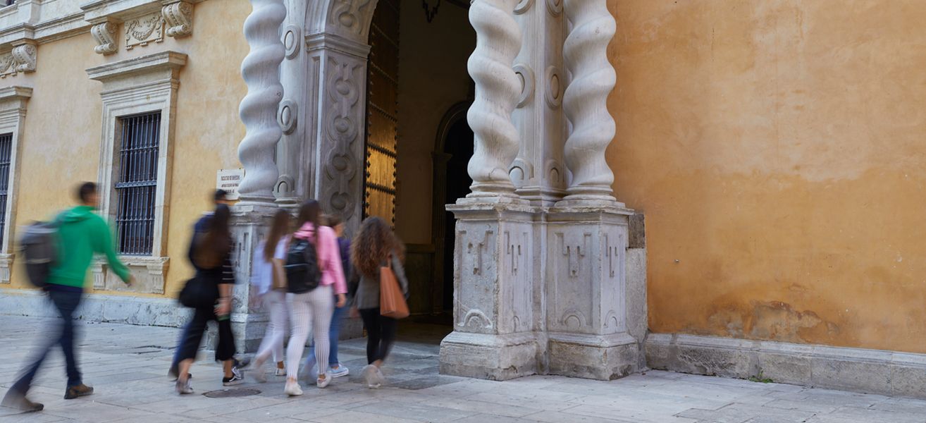 Estudiantes entrando en unas dependencias de la Universidad de Granada. - 