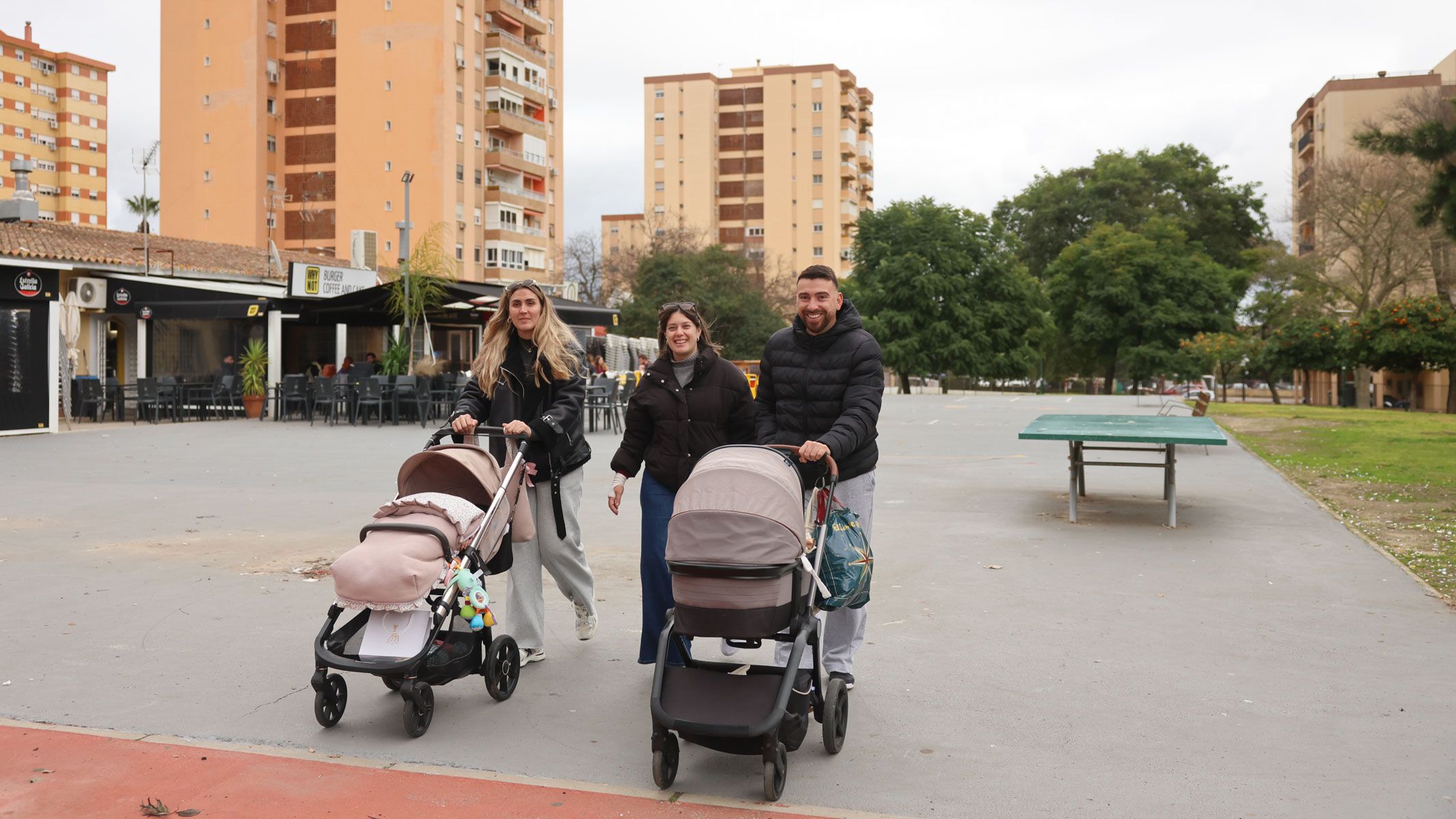 Vecinos de San Joaquín pasean por el barrio con sus carritos. - JUAN CARLOS TORO