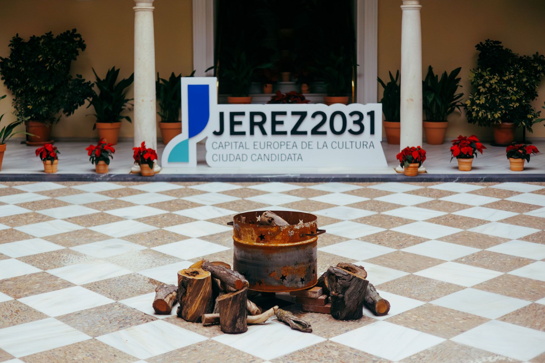 El patio del Ayuntamiento de Jerez, con un cartel por Capital Europea de la Cultura 2031. - MANU GARCÍA
