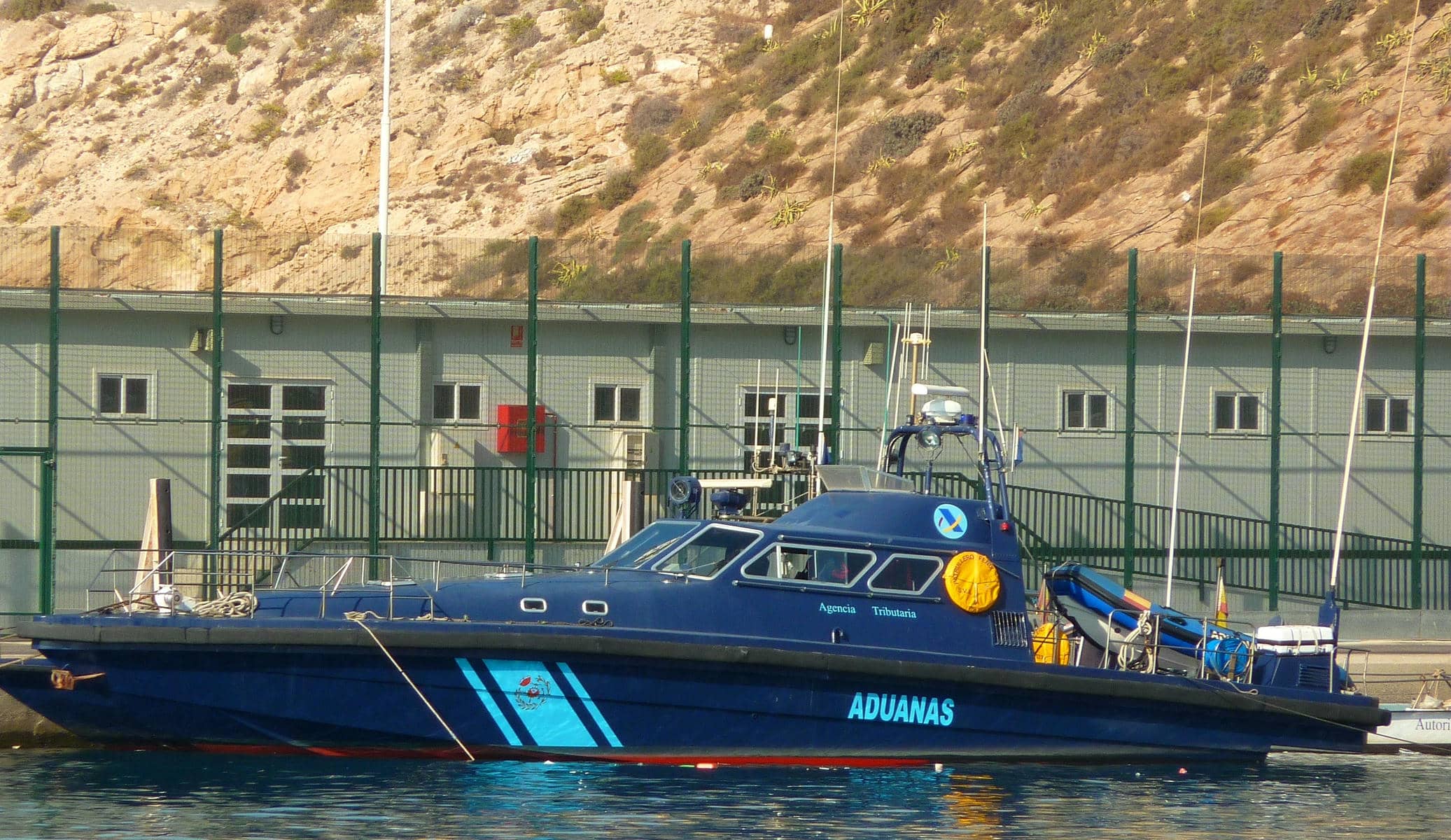 Narcos embisten una patrullera en aguas de Almería