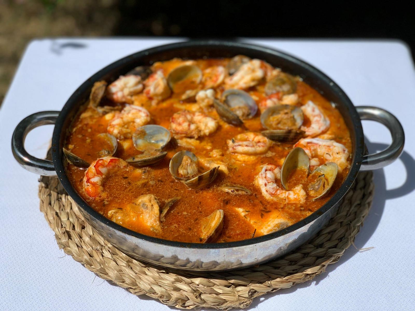 Receta de un delicioso guiso de pescado con corvina, langostinos y almejas