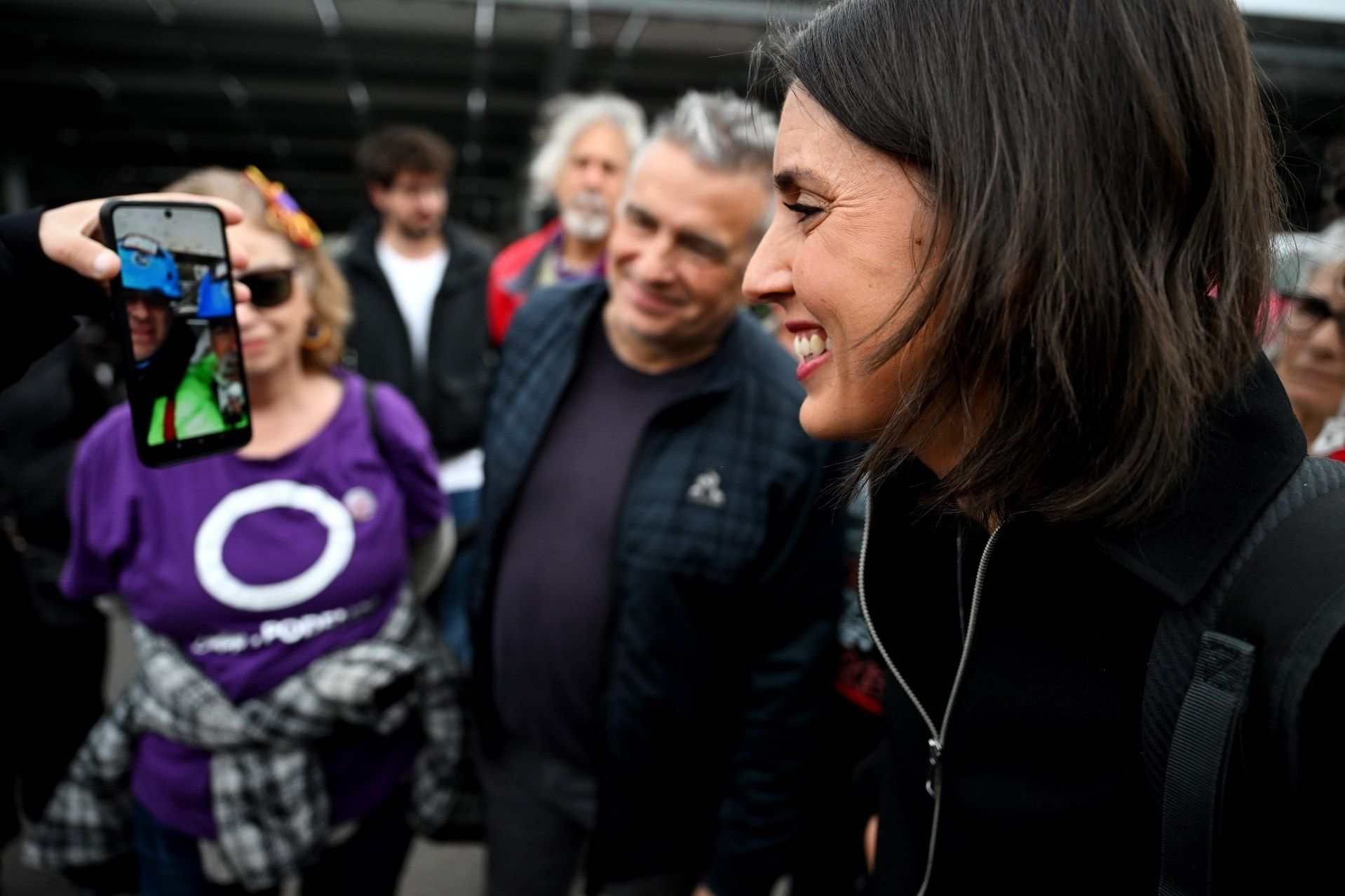 Irene Montero hablando con los soldadores subidos a la grúa en Navantia. - 