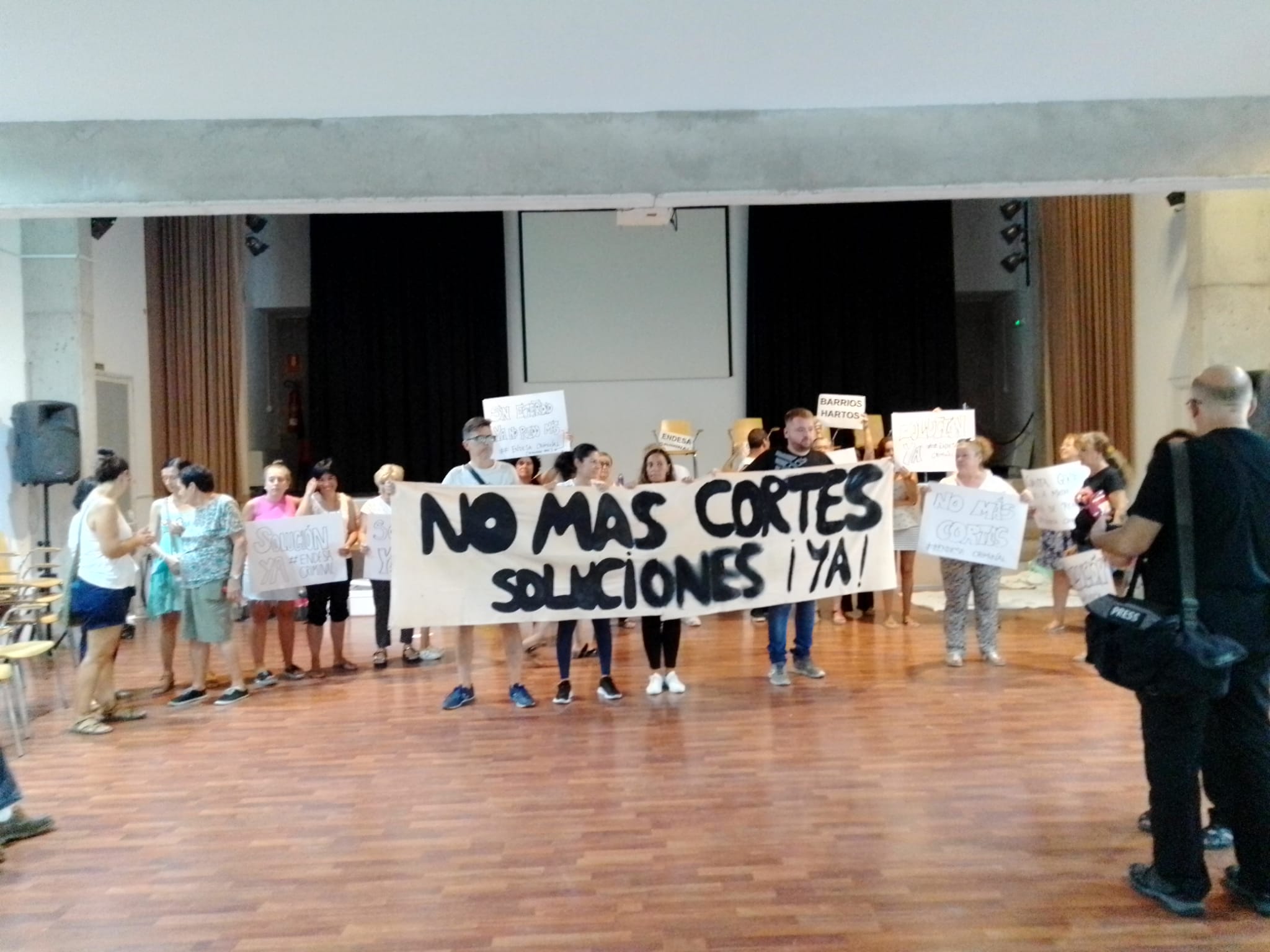 Los vecinos del barrio de La Plata en Sevilla ocupan el centro cívico ante los incesantes cortes de luz