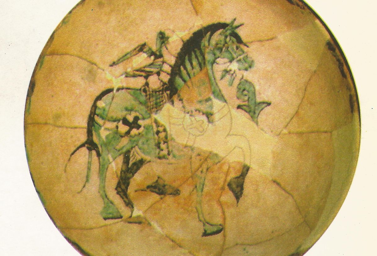 Plato de cerámica encontrado en las ruinas de Castilla (Medina Elvira), con el caballo y el azor, el símbolo legendario de la independencia del Condado de Castilla. - 